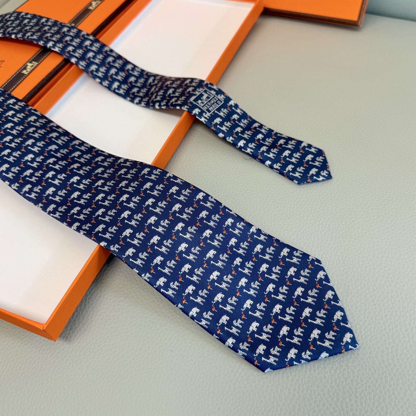 Evolution of Men’s Ties: From Geometric to Animal Prints, Reflecting Personalities - 图片 5