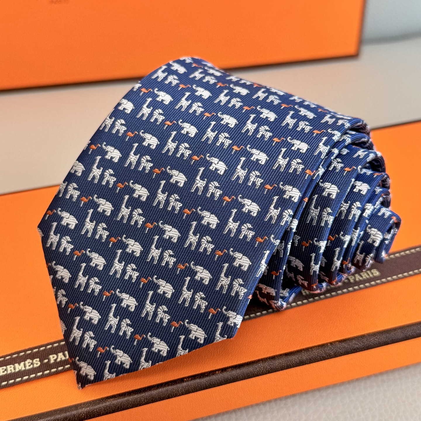 Evolution of Men’s Ties: From Geometric to Animal Prints, Reflecting Personalities - 图片 1