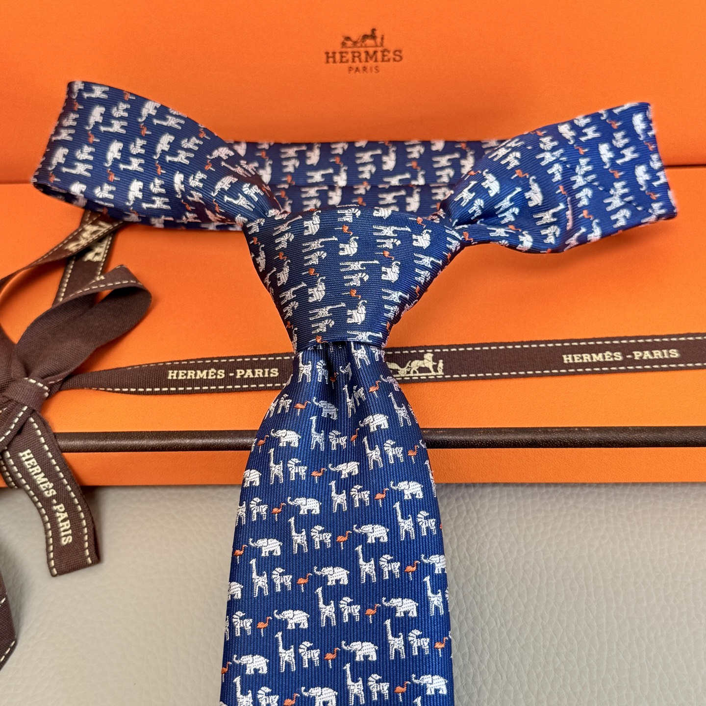 Evolution of Men’s Ties: From Geometric to Animal Prints, Reflecting Personalities - 图片 8