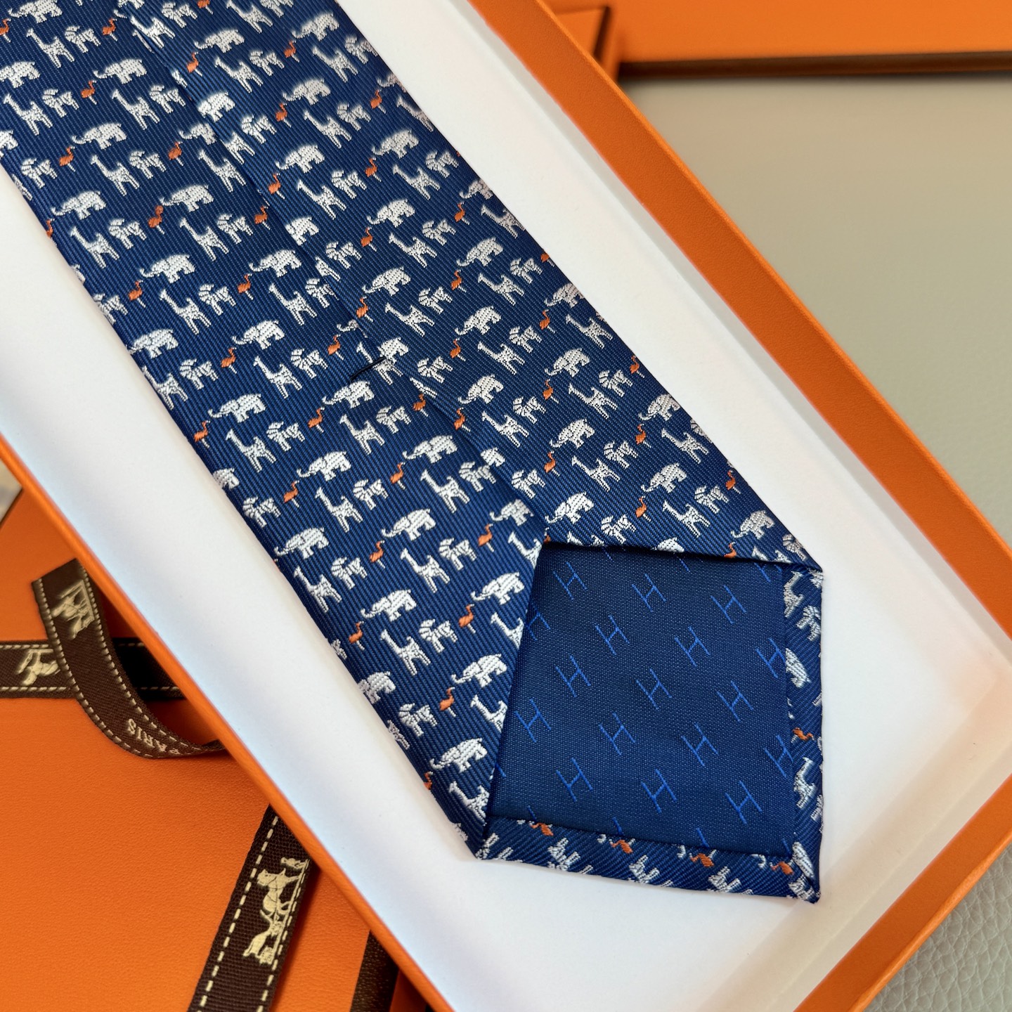 Evolution of Men’s Ties: From Geometric to Animal Prints, Reflecting Personalities - 图片 7