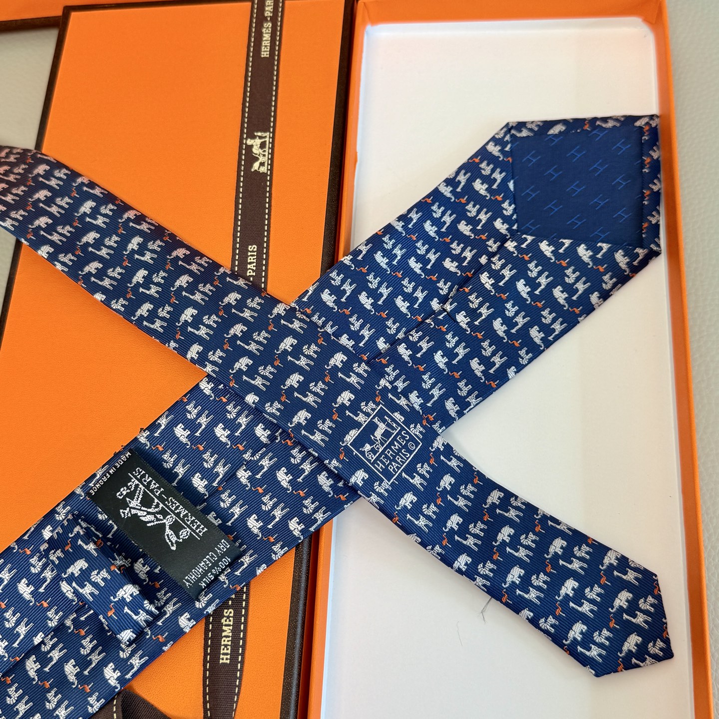 Evolution of Men’s Ties: From Geometric to Animal Prints, Reflecting Personalities - 图片 6