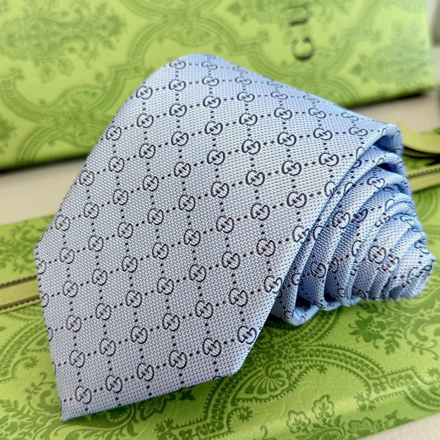 “Vintage Gucci Male Ties: Classic Glogo Flower for Elegant Fashion Statement” - 图片 3