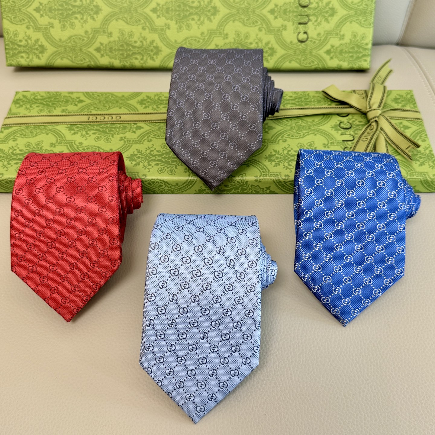 “Vintage Gucci Male Ties: Classic Glogo Flower for Elegant Fashion Statement” - 图片 2