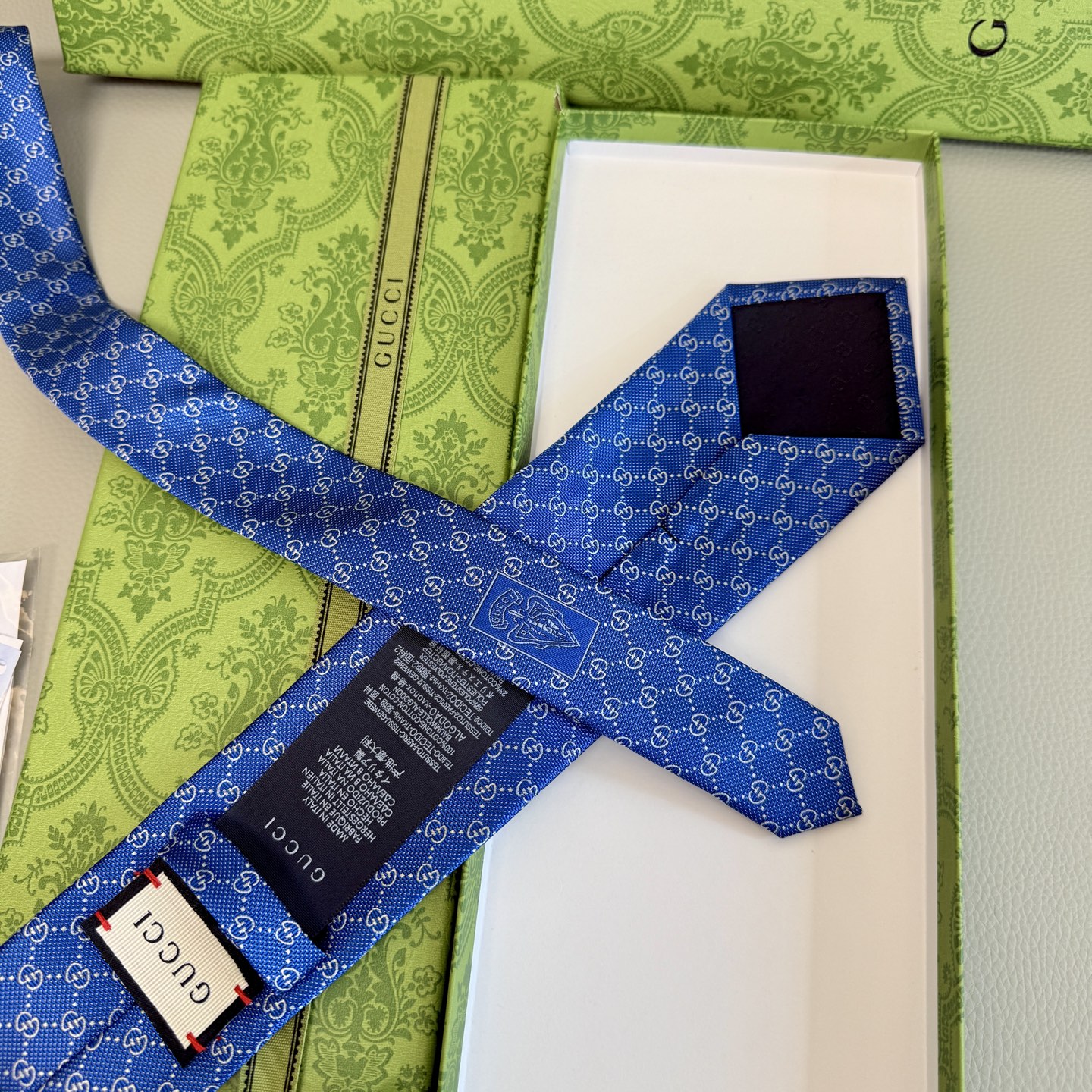 “Rare Gucci Male Ties: Elegant Style with Classic Glogo Flower Detail” - 图片 5