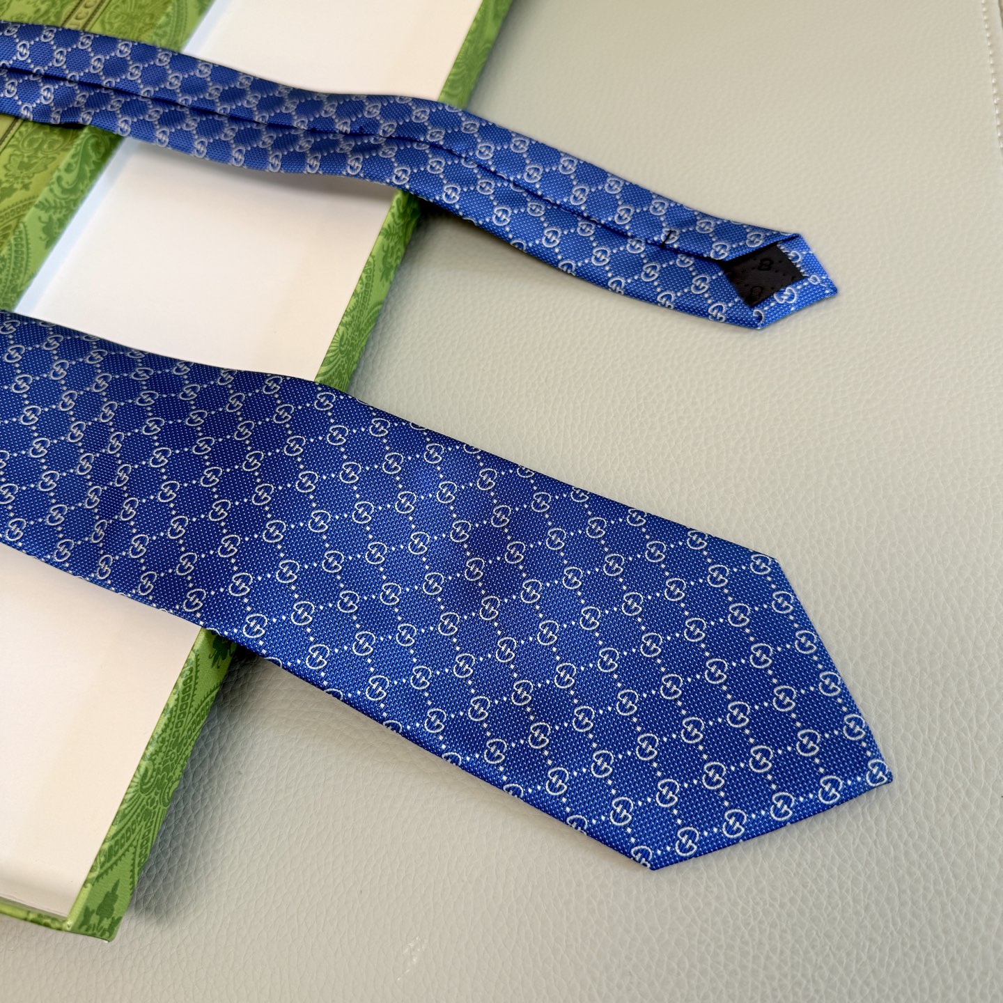 “Rare Gucci Male Ties: Elegant Style with Classic Glogo Flower Detail” - 图片 6