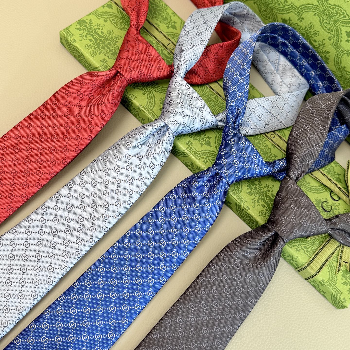 “Rare Gucci Male Ties: Elegant Style with Classic Glogo Flower Detail” - 图片 9