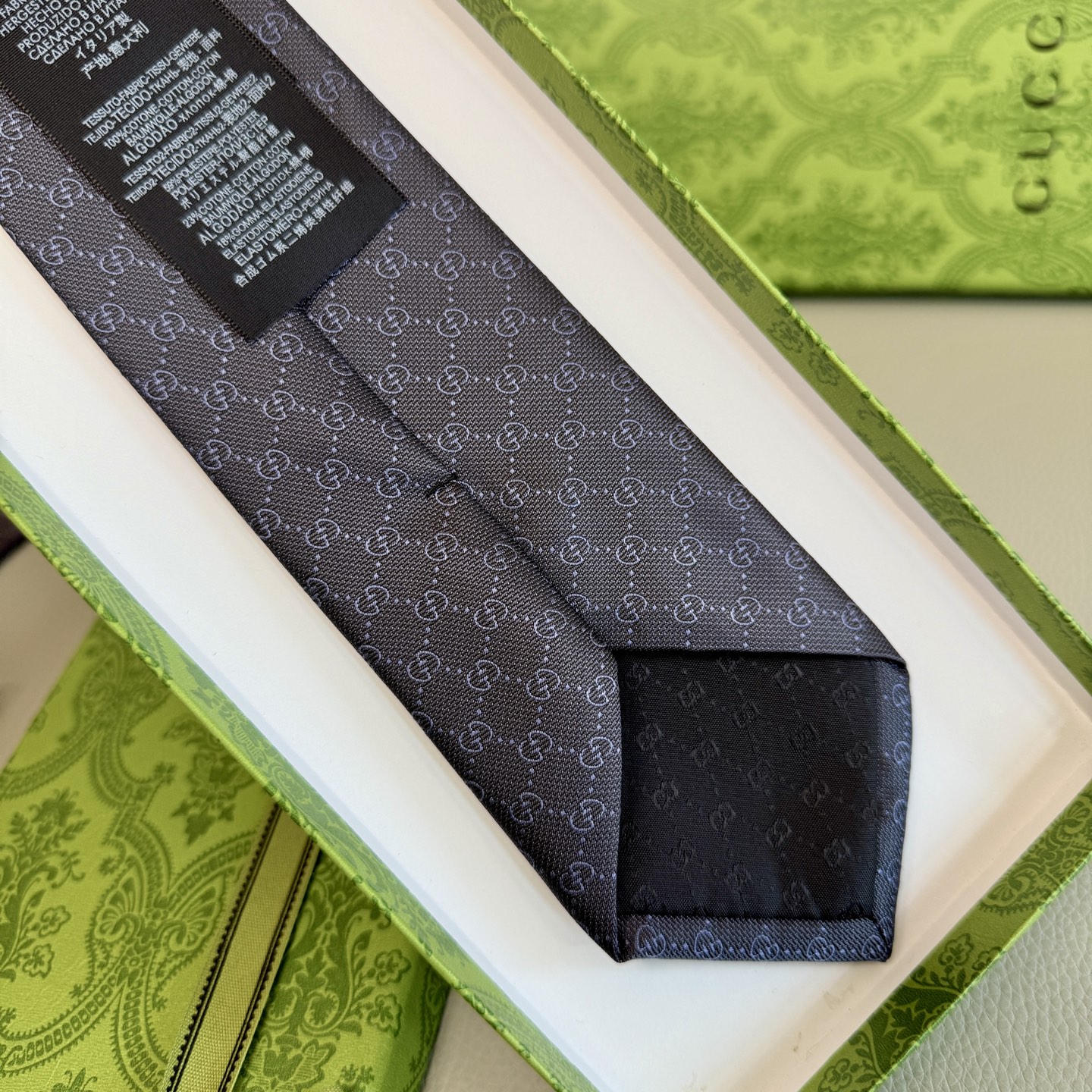“Rare Gucci Male Ties: Elegant Style with Fashion, 100% Silk Custom” - 图片 9