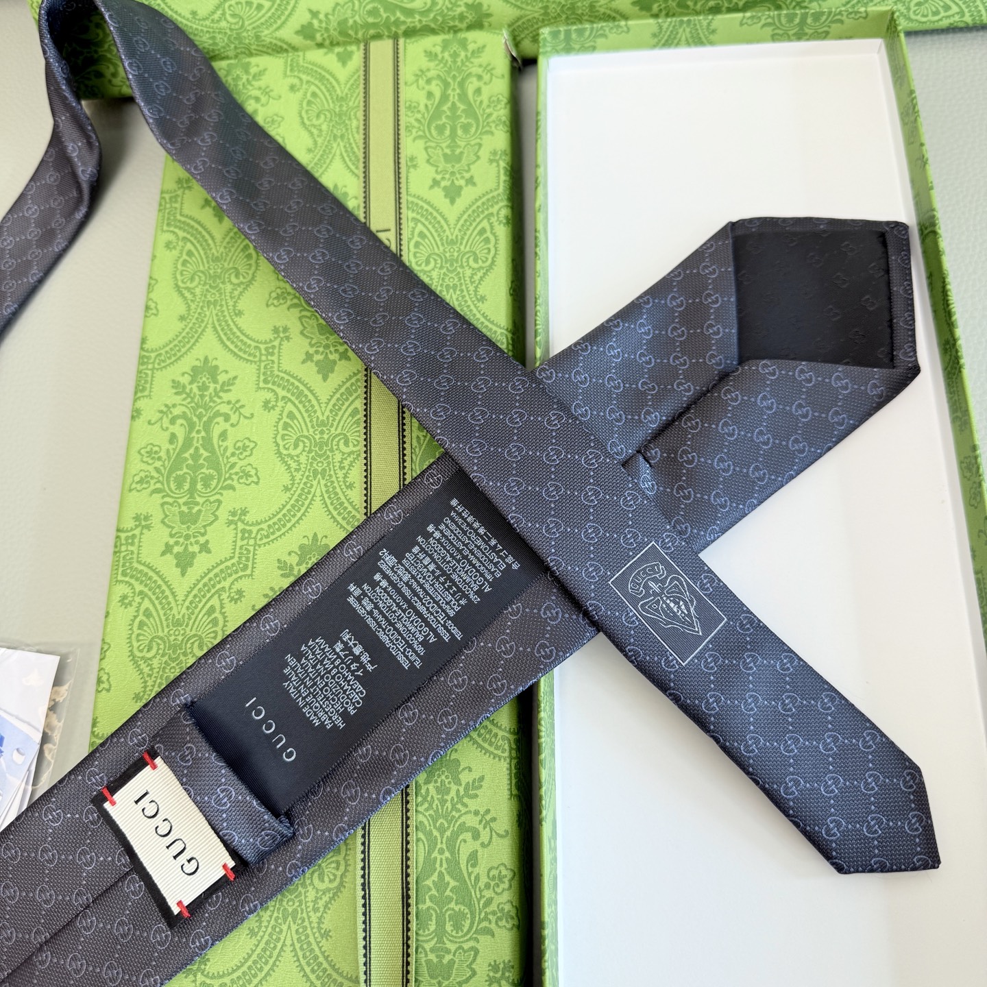 “Rare Gucci Male Ties: Elegant Style with Fashion, 100% Silk Custom” - 图片 8
