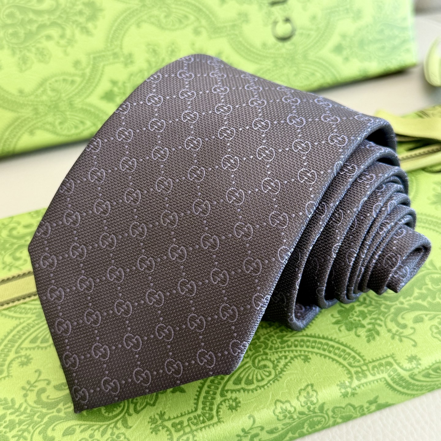 “Rare Gucci Male Ties: Elegant Style with Fashion, 100% Silk Custom” - 图片 3