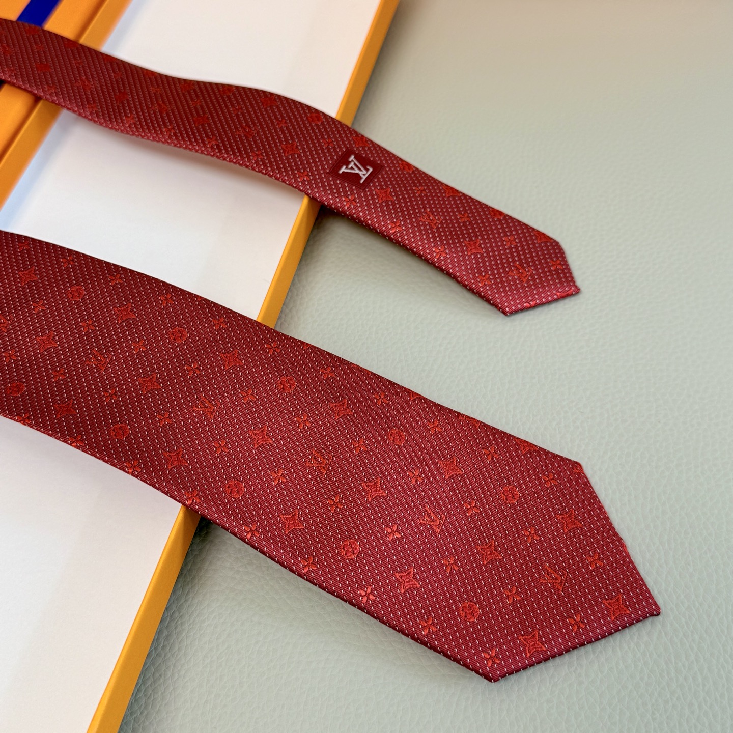 Luxury Louis Vuitton Men’s Bands Showcase Crafty Fashion with Damier Pattern. - 图片 7