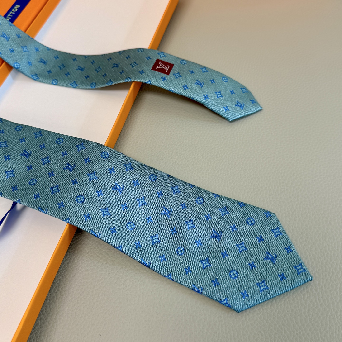 Luxury Louis Vuitton Men’s Bands Showcase Crafty Fashionable Damier Pattern Silk Custom. - 图片 7