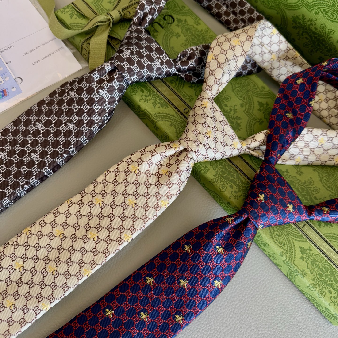 批95💰古奇男士领带【GG和蜜蜂领带】👔👔，稀有采用经典小G LOGO提花展现精湛手工与时尚优雅的理想选择，这款领带将标志性完美的结合，以时尚搭配手法演绎的更显雅致风范。让男士可以充分展示自己个性。100%顶级提花真丝手工定制‼️‼️