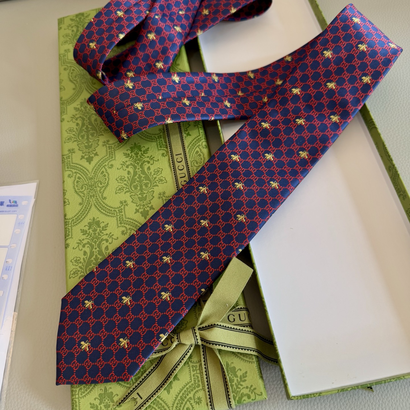 批95💰古奇男士领带【GG和蜜蜂领带】👔👔，稀有采用经典小G LOGO提花展现精湛手工与时尚优雅的理想选择，这款领带将标志性完美的结合，以时尚搭配手法演绎的更显雅致风范。让男士可以充分展示自己个性。100%顶级提花真丝手工定制‼️‼️