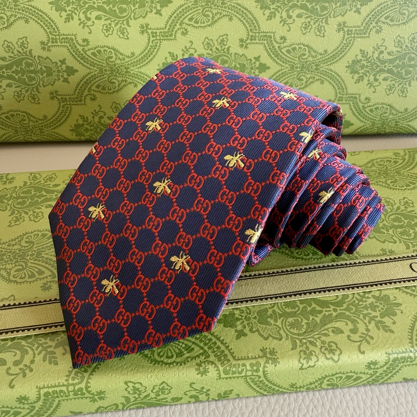 批95💰古奇男士领带【GG和蜜蜂领带】👔👔，稀有采用经典小G LOGO提花展现精湛手工与时尚优雅的理想选择，这款领带将标志性完美的结合，以时尚搭配手法演绎的更显雅致风范。让男士可以充分展示自己个性。100%顶级提花真丝手工定制‼️‼️