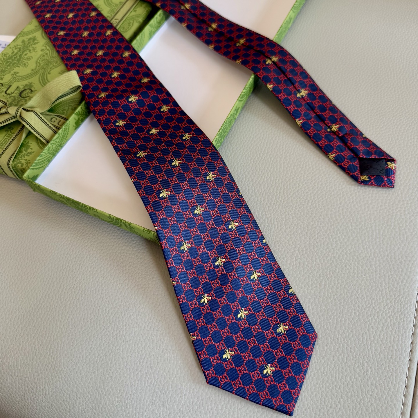 批95💰古奇男士领带【GG和蜜蜂领带】👔👔，稀有采用经典小G LOGO提花展现精湛手工与时尚优雅的理想选择，这款领带将标志性完美的结合，以时尚搭配手法演绎的更显雅致风范。让男士可以充分展示自己个性。100%顶级提花真丝手工定制‼️‼️
