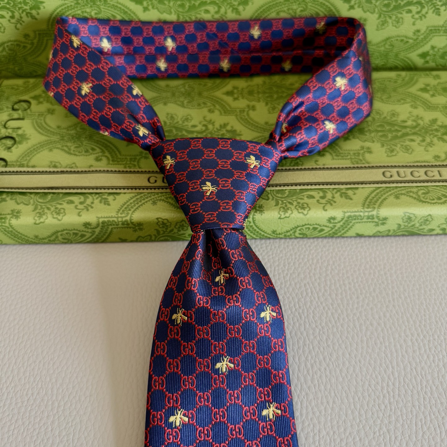 批95💰古奇男士领带【GG和蜜蜂领带】👔👔，稀有采用经典小G LOGO提花展现精湛手工与时尚优雅的理想选择，这款领带将标志性完美的结合，以时尚搭配手法演绎的更显雅致风范。让男士可以充分展示自己个性。100%顶级提花真丝手工定制‼️‼️