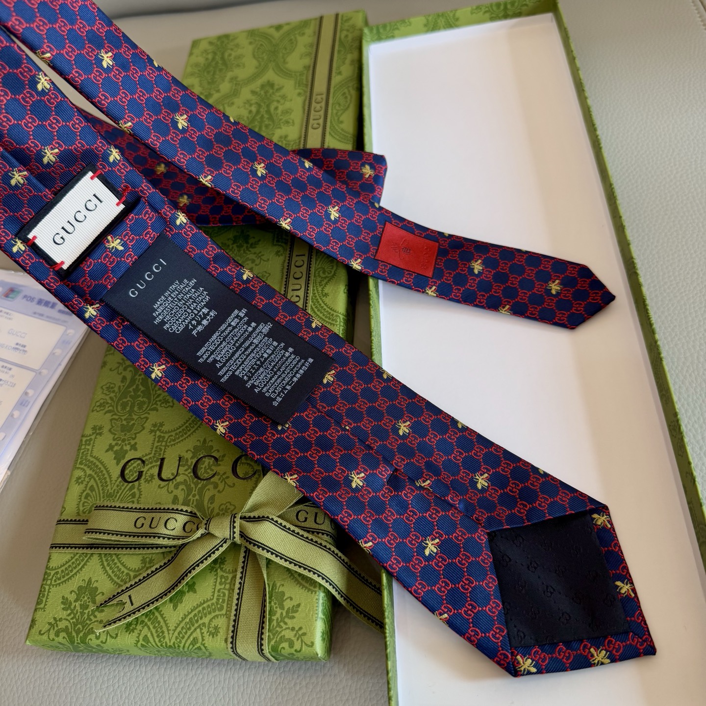 批95💰古奇男士领带【GG和蜜蜂领带】👔👔，稀有采用经典小G LOGO提花展现精湛手工与时尚优雅的理想选择，这款领带将标志性完美的结合，以时尚搭配手法演绎的更显雅致风范。让男士可以充分展示自己个性。100%顶级提花真丝手工定制‼️‼️