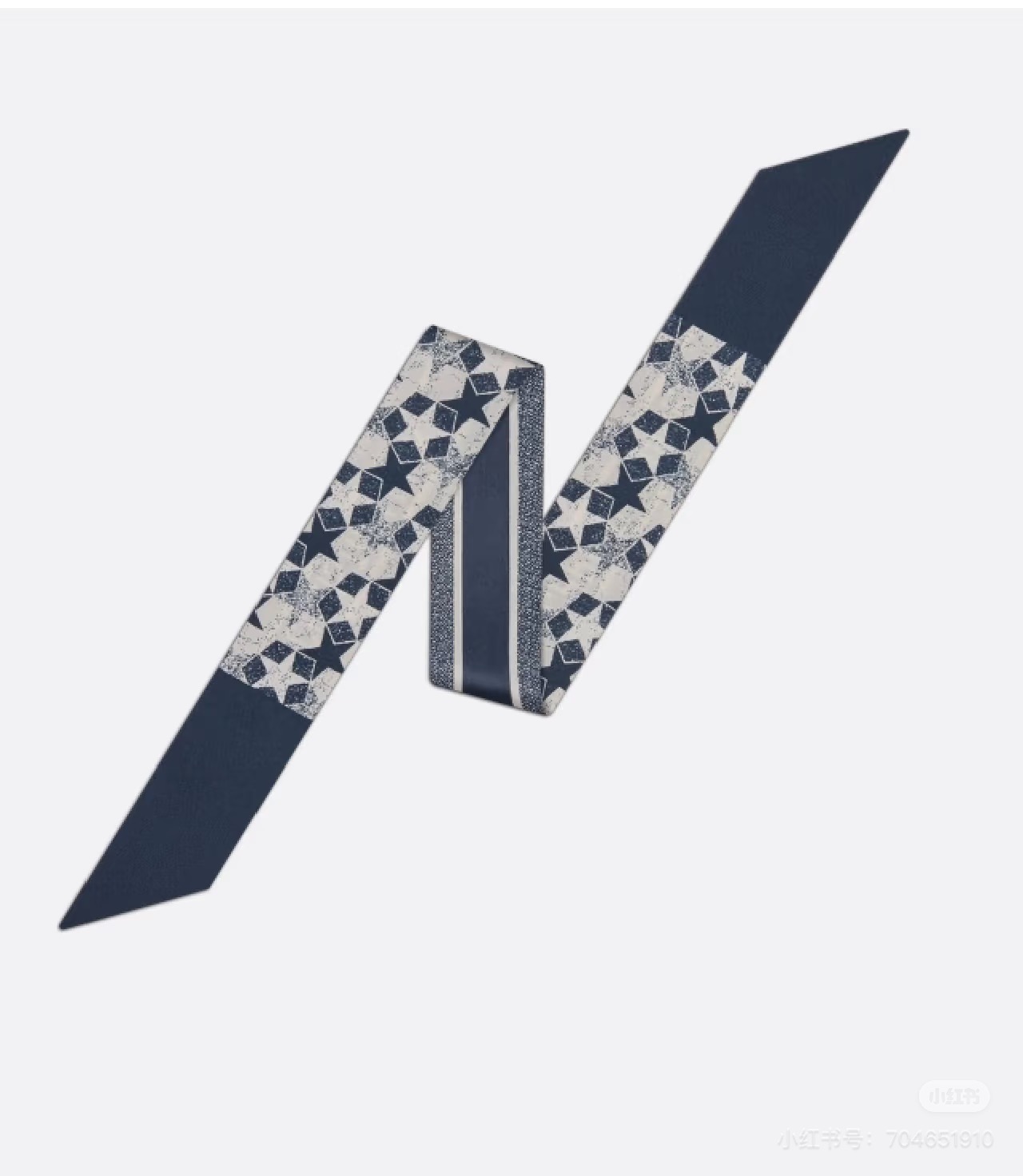 NO:306355,DIOR Product name: Lucky Star Hairband Fabric Silk Size 6*105 Dior Scarf with Hair Blooming It is a must-have item for outfit~ Any style of clothing will look exquisite with her!  !  !  I also found a very good upper body effect, which shows it!  Face!  Ogawa can be tied to the neck, like a necklace swaying gently; it can be tied to the wrist to make the wrist show tenderness; it can be tied to the waist, tied to the bag, tied to the hair, silk scarf, streamer, hair tie, dior, dior, necklace, real silk19860909批 DIOR 品名:幸运星束发带 面料真丝 尺寸6*105 迪奥丝巾搭配束发 穿搭必#备的单品~任何风格的服饰配上她,都会显 得精致！！！ 我还发现一个非常赞的上身效果,显！脸！小川可以 系在颈间,像项链轻轻摇曳；可以系在手腕上,让腕 间演绎缱绻柔情；可以系在腰间,绑在包包上,扎在 头发上丝巾飘带,飘带，发束,dior,dior,necklace,real silk,accessory