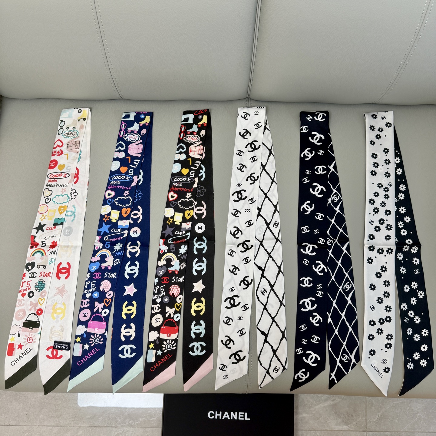 NO:306357,Appointment of the hot sale of Xiaohongshu!  Super nice Chanel hairband and scarf!  Double silk!  It is a variety of uses, and it is very unique when tied up, as a headband or a small scarf. It is also very beautiful when paired with a simple base or a shirt hanging around the neck!  Silk!  The latest style of silk scarf ribbons, streamers, hair tie, chanel, shirts, real silk19860909批小红书热卖款！超好看香奈儿束发带 丝巾！双层真丝！ 多种用途,绑包包上,当发带或者小领巾都相当别致 配简单打底或者衬衫随便往脖子一挂也是极好看的！ 真丝！专柜最新款丝巾飘带,飘带，发束,chanel,shirts,real silk,accessory