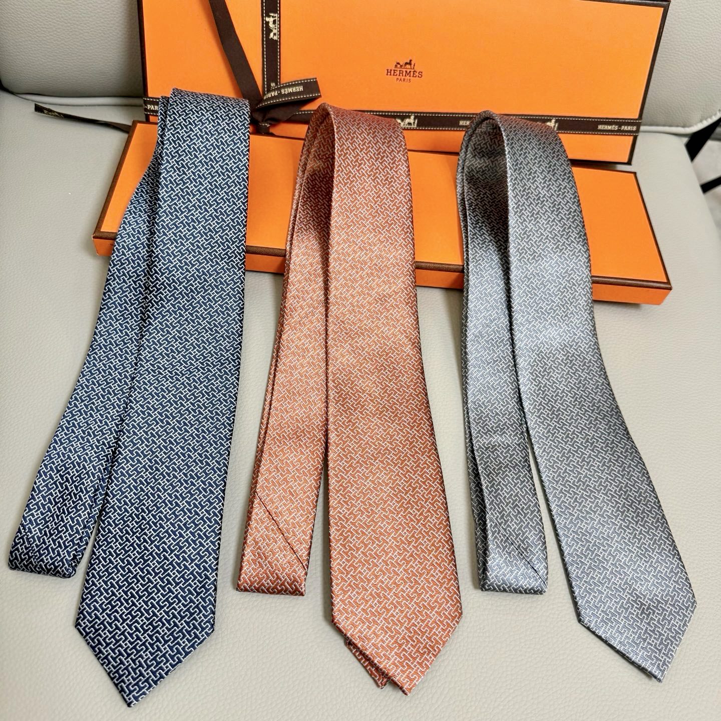 NO:301861,A new tie series for men [Hotted H letter tie]. Rare H house has a thousand different print ties launched every year. From the initial geometric patterns to the main riding activities, to the current styles are much richer, with lively animals or daily life things as the theme, allowing men to fully demonstrate their personality. Top twill silk handmade customization, tie, real silk, ties19860909批男士新款领带系列【镂空H字母领带】,稀有H家每年都有一千条不同印花的领带面世,从最初的多以几何图案表现骑术活动为主,到如今的款式则丰富得多,以活泼的动物或日常生活 事物为主题,让男士可以充分展示自己个性.顶级斜纹真丝手工定制,领带,real silk,ties,accessory