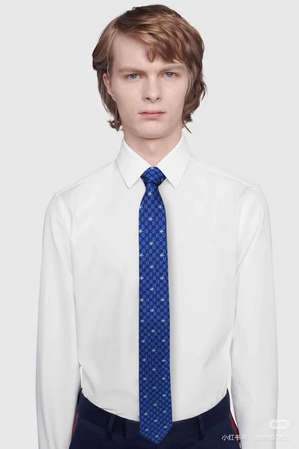 NO:301857,A must-have for a fashionable and fashionable man!  Gucci men's printed little bee tie allows you to instantly improve your temperament and become the focus of the office!  The first thing I saw was the one I was attracted by its unique design. The pattern of the little bee is vivid and cute, full of vitality, giving people a pleasant feeling. Paired with a formal suit, it instantly breaks the monotony and shows your personality charm. The material of the honeycomb tie is very high-quality, using high-end silk fabrics, with a smooth touch and delicate texture that makes people love it. In terms of details, the stitching process on the back of the end of the tie is also very fine, showing the brand's pursuit of high quality. This Gucci tie is very suitable for both self-use and gifts. The unique bee pattern means hard work, courage and wisdom, and is a symbol of a successful man. I believe this tie will become a fashionable item in your wardrobe. Tie, tie, gucci, business suit, ties19860909批时尚潮男必备！Gucci男士印花小蜜蜂领带,让你瞬间提升气质,成为办公室的焦点！ 第一眼看到这款领带,就被它的独特设计所吸引.小蜜蜂的图案生动可爱,充满了活力,给人一种愉悦的感觉.搭配正式的西装,瞬间打破单调,展现出你的个性魅力.蜂巢 领带的材质非常优质,采用了高级丝质面料,触感柔滑,细腻的质感让人爱不释手.在细节上,领带末端的反面缝合工艺也非常精细,显示出品牌的高品质追求. 这款Gucci领带无论是自用还是送礼都非常合适.独特的蜜蜂图案寓意着勤劳、勇敢和智慧,是一种对成功男人的象征.相信这款领带会成为你衣柜里的时尚单品.领带,领带,gucci,business suit,ties,accessory