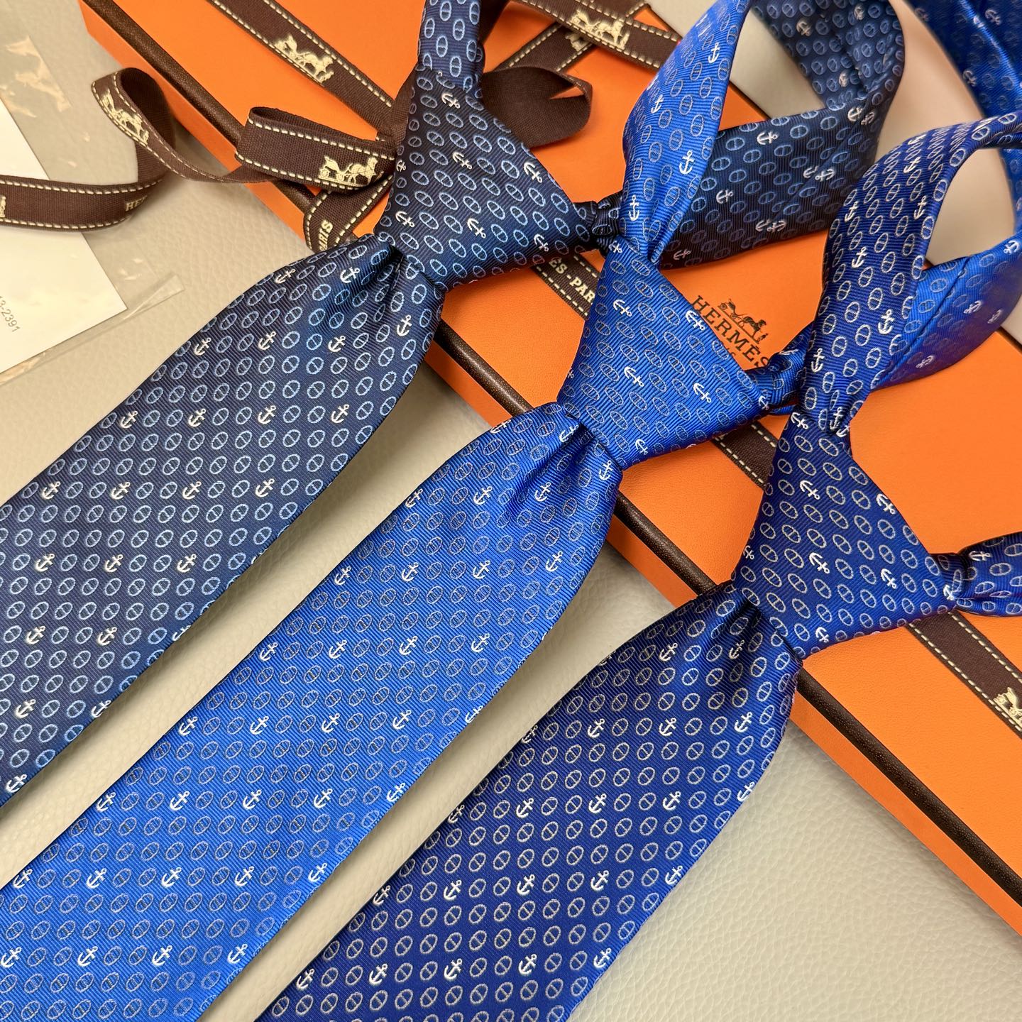 NO:301859,Special official synchronizes the new model!  Three colors, Hermes tie, new tie series for men, Rare H Home has a thousand different prints of tie launched every year, from the initial geometric patterns to the present styles that are much richer, with lively animals or daily life things as the theme, allowing men to fully demonstrate their personality. Top twill silk handmade custom ties, tie, hermes, real silk, ties19860909特官方同步新款！三色,爱马仕领带 船锚男士新款领带系列,稀有H家每年都有一千条不同印花的领带面世,从最初的多以几何图案表现骑术活动为主,到如今的款式则丰富得多,以活泼的动物或日常生活 事物为主题,让男士可以充分展示自己个性.顶级斜纹真丝手工定制领带,领带,hermes,real silk,ties,accessory