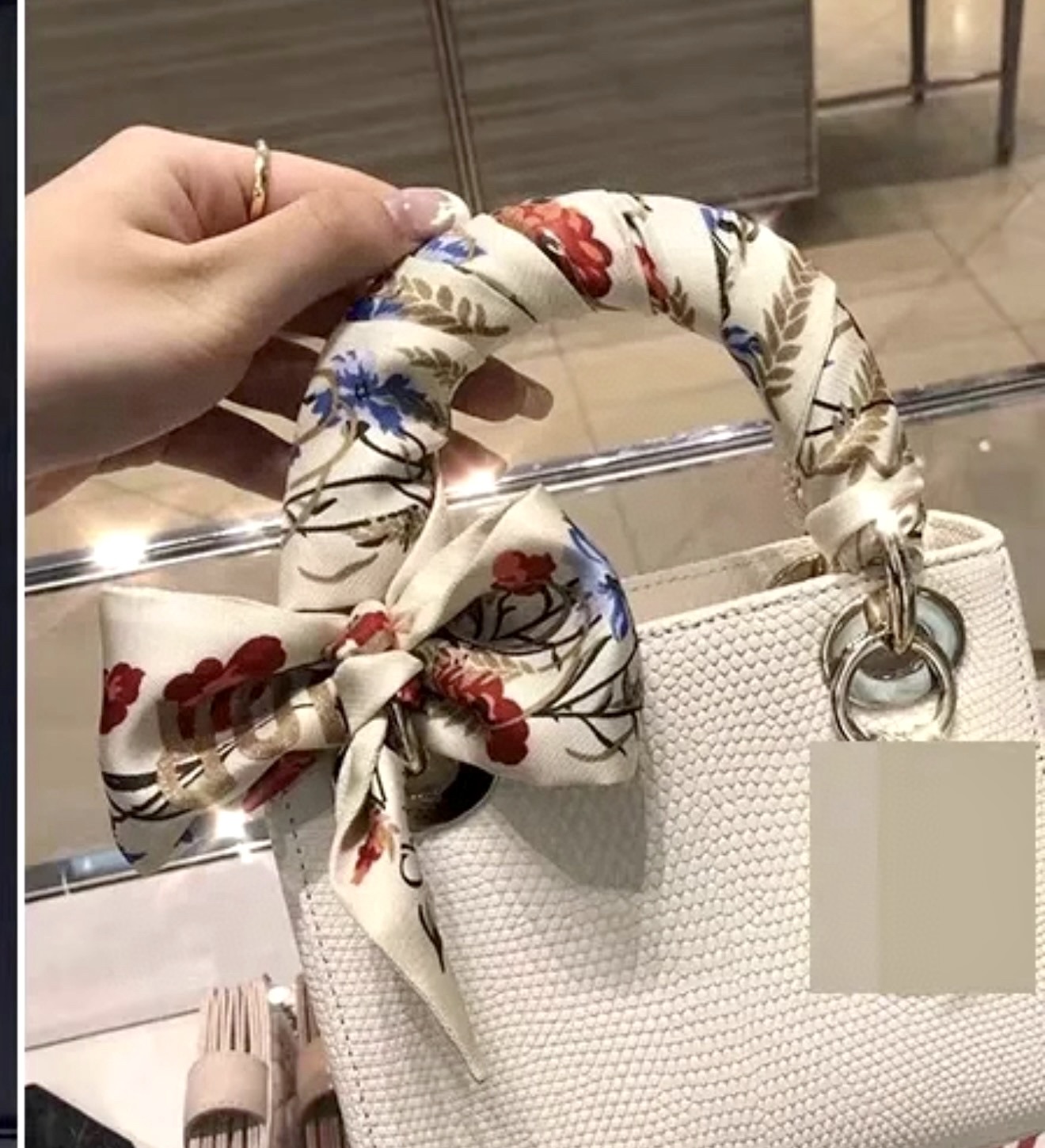 NO:306479,This mulberry silk scarf has a gorgeous pattern like a spring garden, colorful and yet elegant. The light fabric of imitation silk dances with the wind, as if wearing the beauty of nature on your body. Whether it is paired with a simple T-shirt or an elegant dress, it can instantly illuminate the overall look!  silk scarf streamers, streamers, hair tie, skirts, tees, t-shirt, real silk19860909批这款桑扶花丝巾,图案绚烂如春日花园,色彩斑斓又不失气质. 仿真丝轻盈面料随风舞动,仿佛把大自然的美丽都穿戴在了身上. 无论是搭配简约T恤还是优雅连衣裙,都能瞬间点亮整体Look！丝巾飘带,飘带，发束,skirts,tees，t-shirt,real silk,accessory