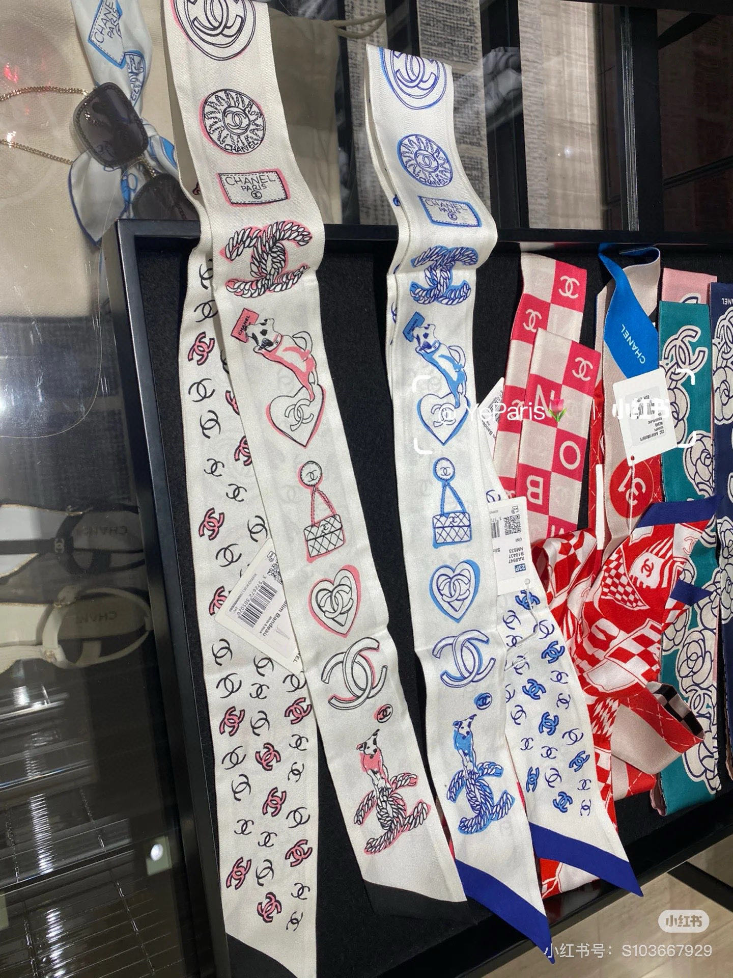 NO:306485,The chanel Twilly little scarf is here, Chanel cartoon letters are a real cute little, everyone has three hands to see, I don’t stop them. N hasn’t seen such a beautiful twilly for a long time. It’s really fragrant, it’s a must-have artifact for concave shapes. The number is not a lot. It won’t always be useful, tied hair, tied bags, etc.... Unique, it’s better not to be missing. Material: Twill silk Size/6cm silk scarf streamers, streamers, hair tie, chanel, chanel, real silk19860909批香奈儿Twilly小丝巾来了,Chanel 卡通字母 名副其实的小可爱, 人手三条闭眼收,我都不拦着 N久都没有见过这么好看的twilly 真的是真香本香了,凹造型必备神器 数量不是很多.也不会一直有 实用率贼高,绑头发,绑包包,等等等等… 独一无二,宁缺毋 材质:斜纹真丝 尺寸/6cm丝巾飘带,飘带，发束,chanel,chanel,real silk,accessory