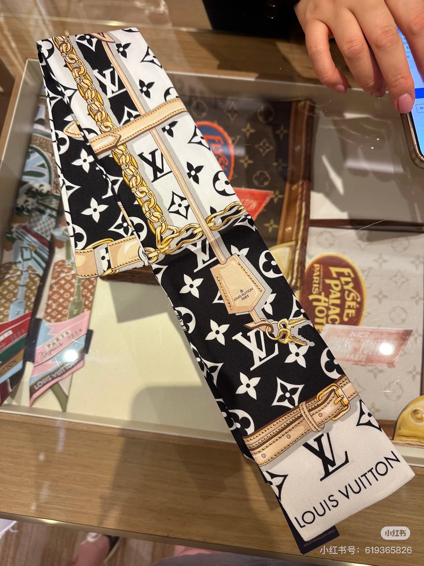 NO:306489,Batch LV Louis Vuitton Classic Black and White Silk Scarf This silky tie hairband is printed with the iconic Louis Vuitton design elements, leather belt, metal chain and padlock, is ideal for gifts. Fashion accessories that can be worn in various ways. 8* Top imported double-layer silk small streamer scarf streamer streamers, streamers, hair tie, louis vuitton, louis vuitton, real silk19860909批 LV 路易威登 经典黑白丝巾 这款丝质束发带以Monogram花纹为背景,印有标志性的路易威登设计元素皮革带、金属链与挂锁,是赠礼的理想之选.可以多种方式佩戴的时尚配饰.8* 顶级进口双层真丝小飘带丝巾飘带,飘带，发束,louis vuitton,louis vuitton,real silk,accessory
