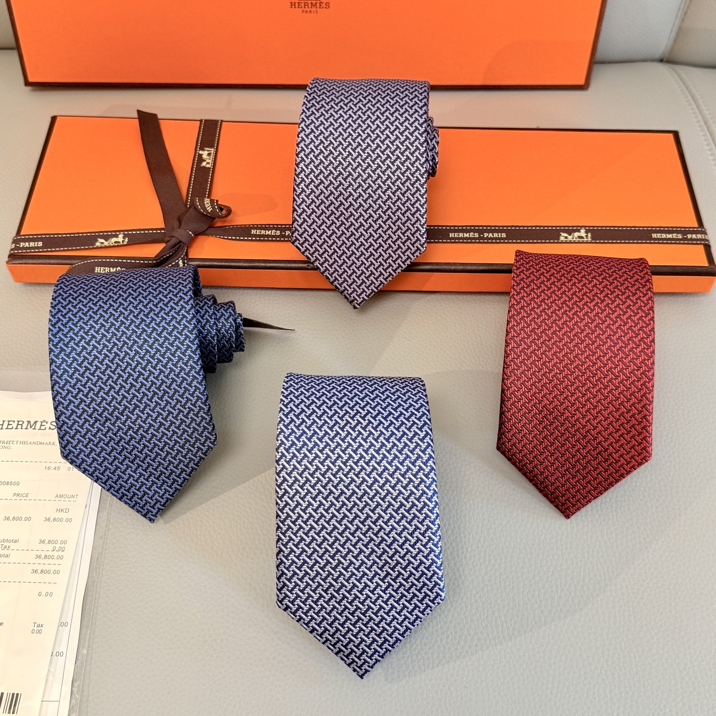 NO:301896,Batch blue and gray, men's tie series [geometric H pattern tie], Rare H home has a thousand different print ties launched every year, from the initial geometric patterns to the present styles that are much richer, with lively animals or daily life things as the theme, allowing men to fully demonstrate their personality. Top twill silk handmade custom ties, tie, real silk, ties19860909批蓝灰色,男士领带系列【几何H图案领带】,稀有H家每年都有一千条不同印花的领带面世,从最初的多以几何图案表现骑术活动为主,到如今的款式则丰富得多,以活泼的动物或日常生活 事物为主题,让男士可以充分展示自己个性.顶级斜纹真丝手工定制领带,领带,real silk,ties,accessory