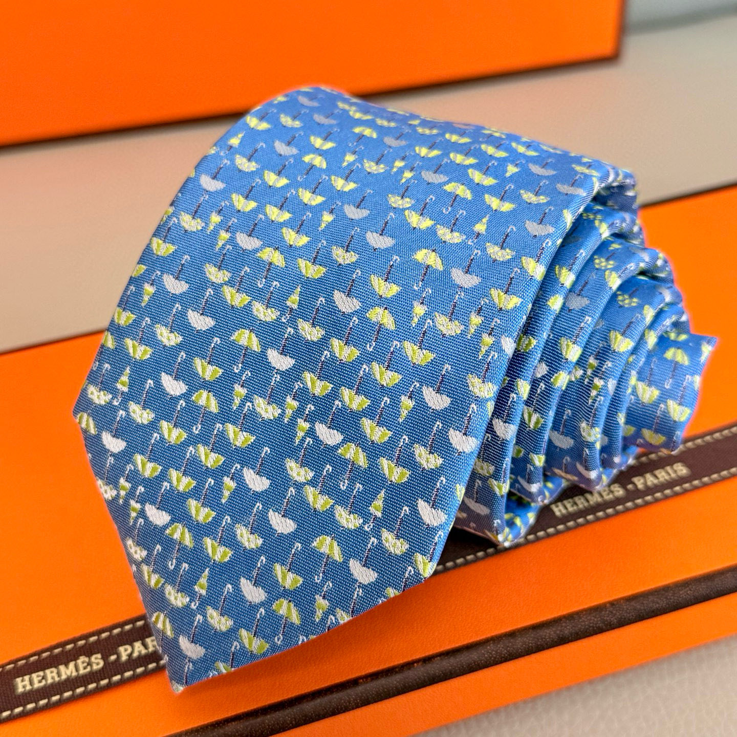 NO:301879,A batch of umbrella printed tie, rare Hermes home has a thousand different printed tiees available every year. From the initial geometric patterns to the main riding activities, to the current styles are much richer, with lively animals or daily life as the theme, allowing men to fully display their personal tie, tie, hermes, ties, umbrellas19860909批雨伞印花领带,稀有爱马仕家每年都有一千条不同印花的领带面世,从最初的多以几何图案表现骑术活动为主,到如今的款式则丰富得多,以活泼的动物或日常生活 事物为主题,让男士可以充分展示自己个性领带,领带,hermes,ties,umbrellas,accessory