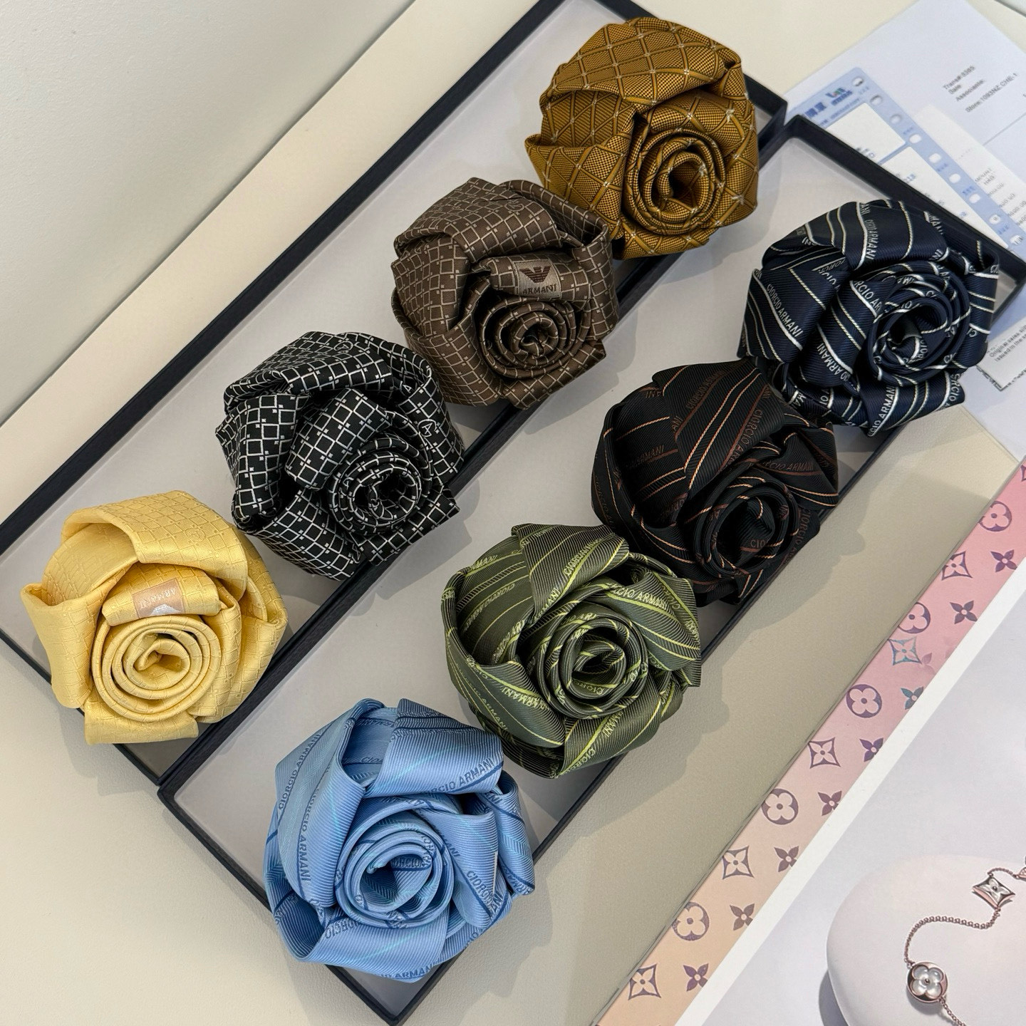 NO:301894,Purchase Armani men's tie This EMPORIO ARMANI tie is made of classic arrow cut, and is a practical accessory for modern business men to attend formal occasions or celebrations, highlighting the elegant charm of men. MPORIO Armani is a sub-line brand founded by George Armani in 1981. It focuses on the production of luxury goods and is specially designed for young people!  tie, tie, armani,armani, ties19860909批阿玛尼男士领带 此款 EMPORIO ARMANI 领带采用经典的箭头型剪裁,是现代商务男士参加正式场合或庆典的实用配饰,彰显男士优雅韵味. mporio Armani（安普里奥·阿玛尼）是乔治·阿玛尼于1981年创立的副线品牌,专注于生产奢侈品,特别针对年轻人设计！领带,领带,armani,armani,ties,accessory