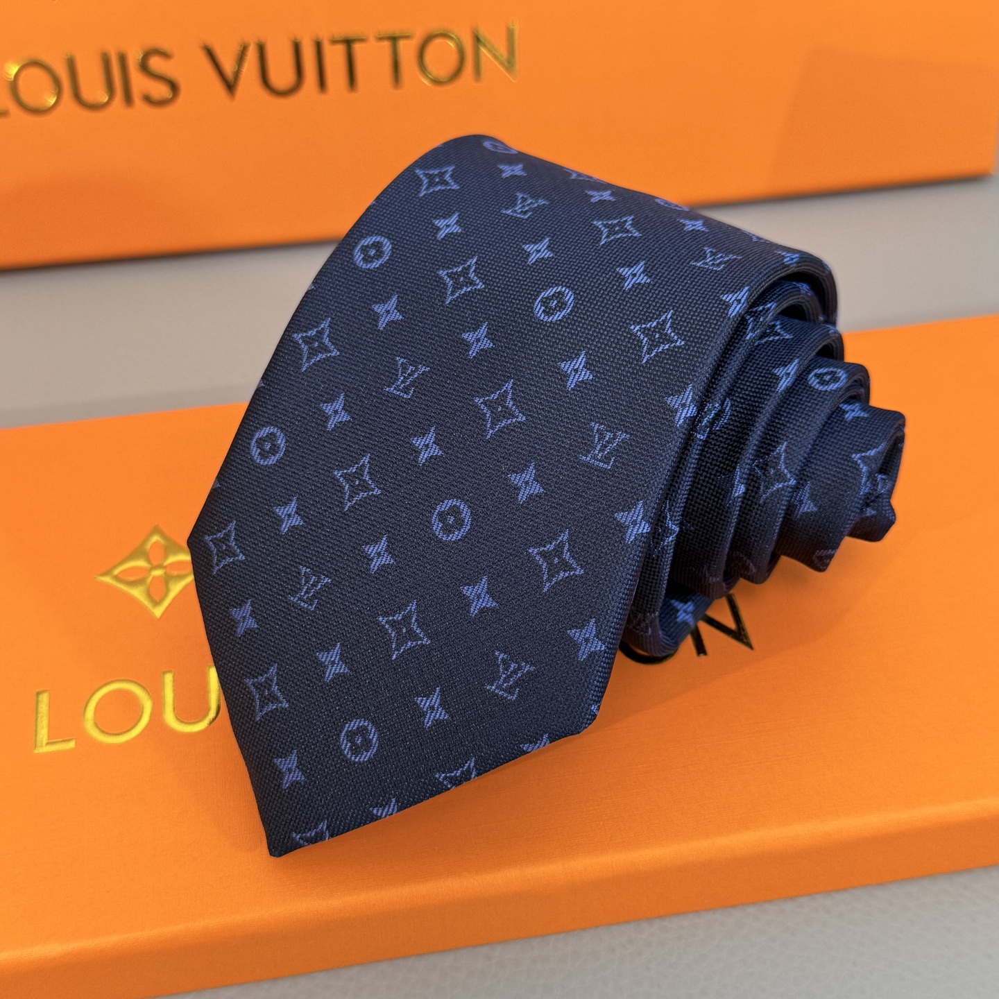 NO:301917,A collection of men's tie series, which is a rare and ideal choice for showing exquisite handcrafts and fashionable elegance. This silk-woven Diamonds V-tie reinterprets the classic V-tie logo with luxurious jacquard fabric. Hand-stitching and soft texture show the extraordinary craftsmanship of donkeys. A variety of dark colors are launched to add elegant tones to various business styles and formal styles, and a thoughtful choice for gifts. The interpretation is more elegant and allows men to fully demonstrate their personality. Top jacquard silk handmade custom ties, tie, louis vuitton, louis vuitton, real silk, ties19860909批男士领带系列,稀有展现精湛手工与时尚优雅的理想选择,此款真丝织就的Diamonds V领带以奢华的提花面料重新诠释经典的V字标识.手工缝线,质地轻柔,尽显驴家非凡工艺.推出多种深色款,为各款商务造型和正装造型增添优雅色调,赠礼的周到之选.演绎的更显雅致风范.让男士可以充分展示自己个性.顶级提花真丝手工定制领带,领带,louis vuitton,louis vuitton,real silk,ties,accessory