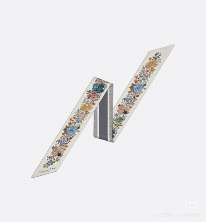 NO:306537,Batch Winter Garden Hairband Fabric 18 Mmmi Silk Size 6*105 Color White Blue This scarf is decorated with the unique D-Hive prints of this series, which interprets Mr. D's tapestry with poetic design. It is carefully crafted from white mulberry silk twill fabric, double-sided design, with hand-curled edges, embellished with C D logo. It can be tied to the neck or used as a headscarf to create an overall look with D-style style. Double-sided multi-color D-Hive prints C D logo Hand-curled edge scarf, streamers, streamers, hair tie, dior, real silk19860909批 冬季花园束发带 面料18姆米真丝 尺寸6*105 颜色白色 蓝色 这款方巾饰以该系列别出心裁的 D家Jardin d'Hiver 印花,以充满诗意的设计演绎 D先生的挂毯.采用白色桑蚕丝斜纹面料精心制作,双面设计,搭配手工卷边,点缀以C D标志.可系在颈部或作为头巾使用,打造富有 D家风情的整体造型. 双面多色 D家 Jardin d'Hiver 印花 C D标志 手工卷边丝巾,飘带,飘带，发束,dior,real silk,accessory