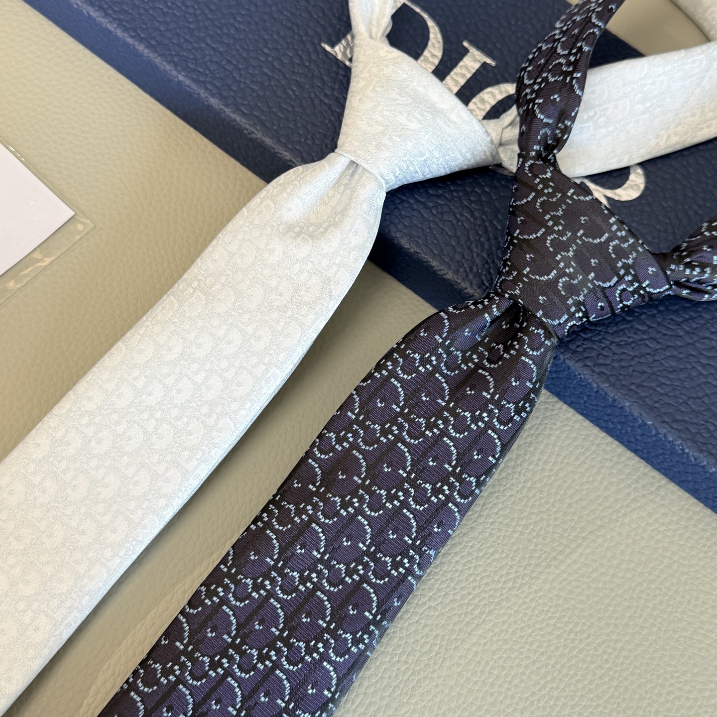 NO:301902,Dior men [CD embroidered tie] is a rare and ideal choice for showing exquisite handcraftsmanship and fashion elegance. This tie made of DO's most classic and iconic LOGO jacquard is interpreted in the same tone technique and makes it more elegant. Men can fully demonstrate their personality. Top handmade custom ties, tie, dior, ties19860909批Dior男士【CD绣标领带】,稀有展现精湛手工与时尚优雅的理想选择,这款采用DO家最经典极具标志性LOGO提花制成的领带,以同色调手法演绎的更显雅致风范.让男士可以充分展示自己个性.顶级手工定制领带,领带,dior,ties,accessory