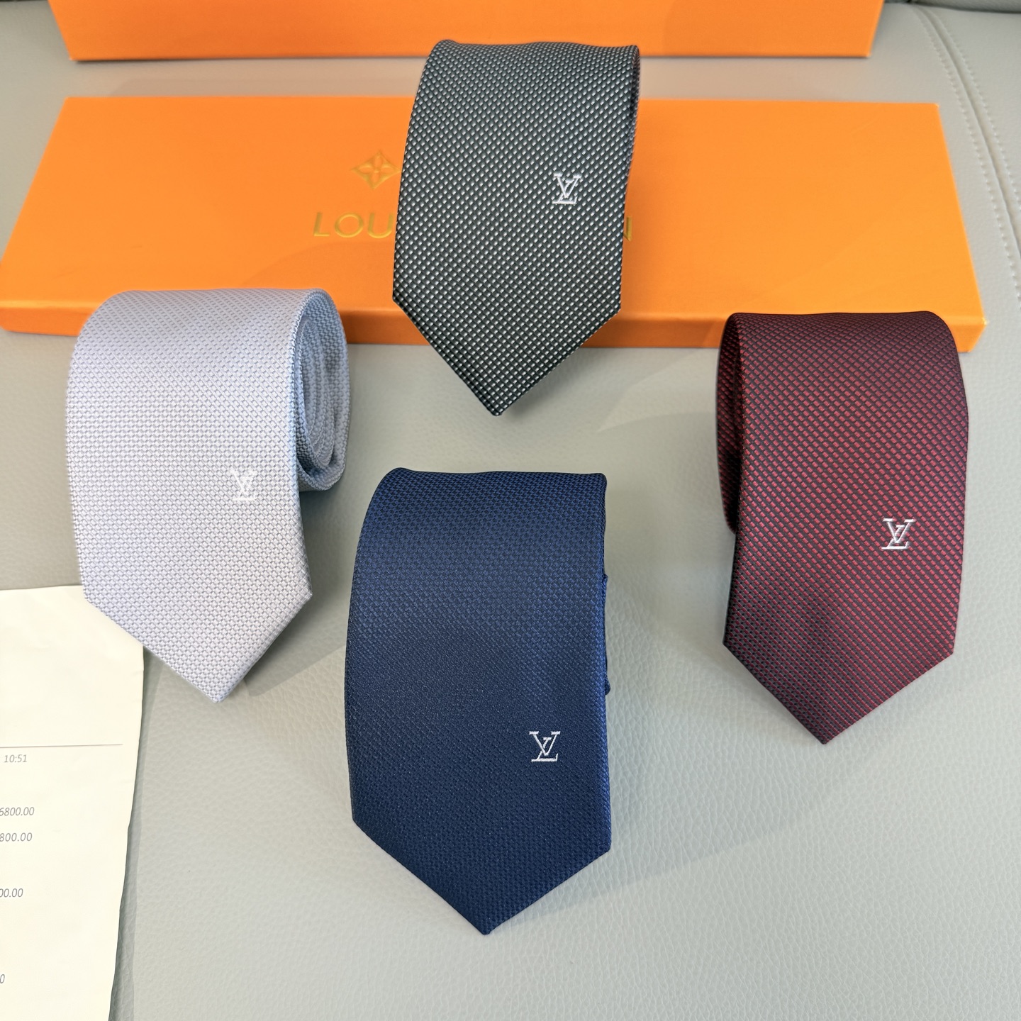 NO:301906,A woven checked tie is a rare choice for showing exquisite handcrafts and fashionable elegance. This silk-woven Diamonds V tie reinterprets the classic V-shaped logo with luxurious jacquard fabric. Handmade stitching and soft texture show the extraordinary craftsmanship of donkeys. A variety of dark colors are launched to add elegant tones to various business styles and formal styles, and a thoughtful choice for gifts. The interpretation is more elegant and allows men to fully demonstrate their personality. Top jacquard silk handmade custom ties, tie, louis vuitton, louis vuitton, real silk, ties19860909批L编织格纹领带,稀有展现精湛手工与时尚优雅的理想选择,此款真丝织就的Diamonds V领带以奢华的提花面料重新诠释经典的V字标识.手工缝线,质地轻柔,尽显驴家非凡工艺.推出多种深色款,为各款商务造型和正装造型增添优雅色调,赠礼的周到之选.演绎的更显雅致风范.让男士可以充分展示自己个性.顶级提花真丝手工定制领带,领带,louis vuitton,louis vuitton,real silk,ties,accessory