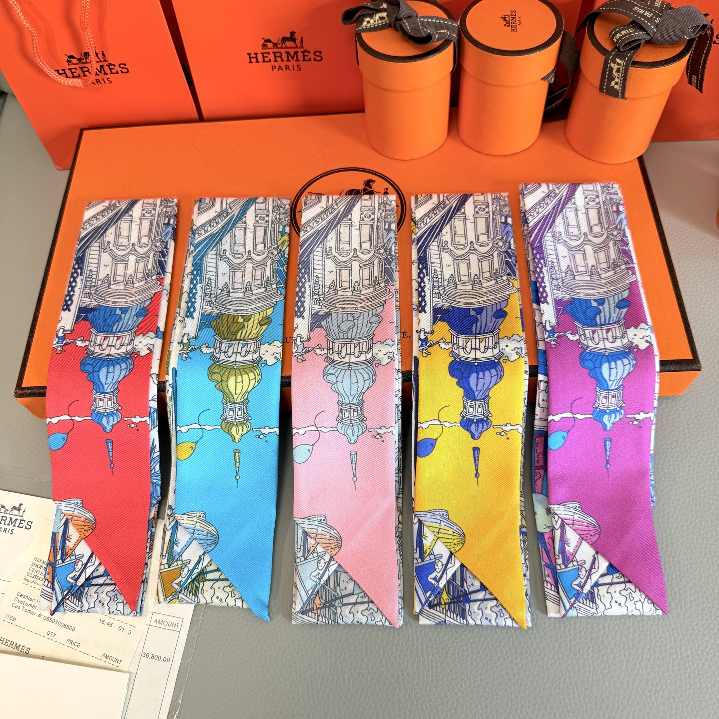 NO:306554,Twilly small silk scarf (mulberry silk) heavy 18-milli twill fabric This compact silk accessories are worn in a variety of ways, which can add agility and fun to your daily look! Made in France Designer Pierre Marie Size 5 x 86 cm Silk scarf, streamers, streamers, hair tie, real silk19860909批Twilly小丝巾（桑蚕丝）重磅18姆米斜纹面料 这款小巧的真丝配饰佩戴方式千变万化,可为您的日常造型增添灵动妙趣! 法国制造 设计师皮埃尔·马里（Pierre Marie） 尺寸5 x 86厘米丝巾,飘带,飘带，发束,real silk,accessory