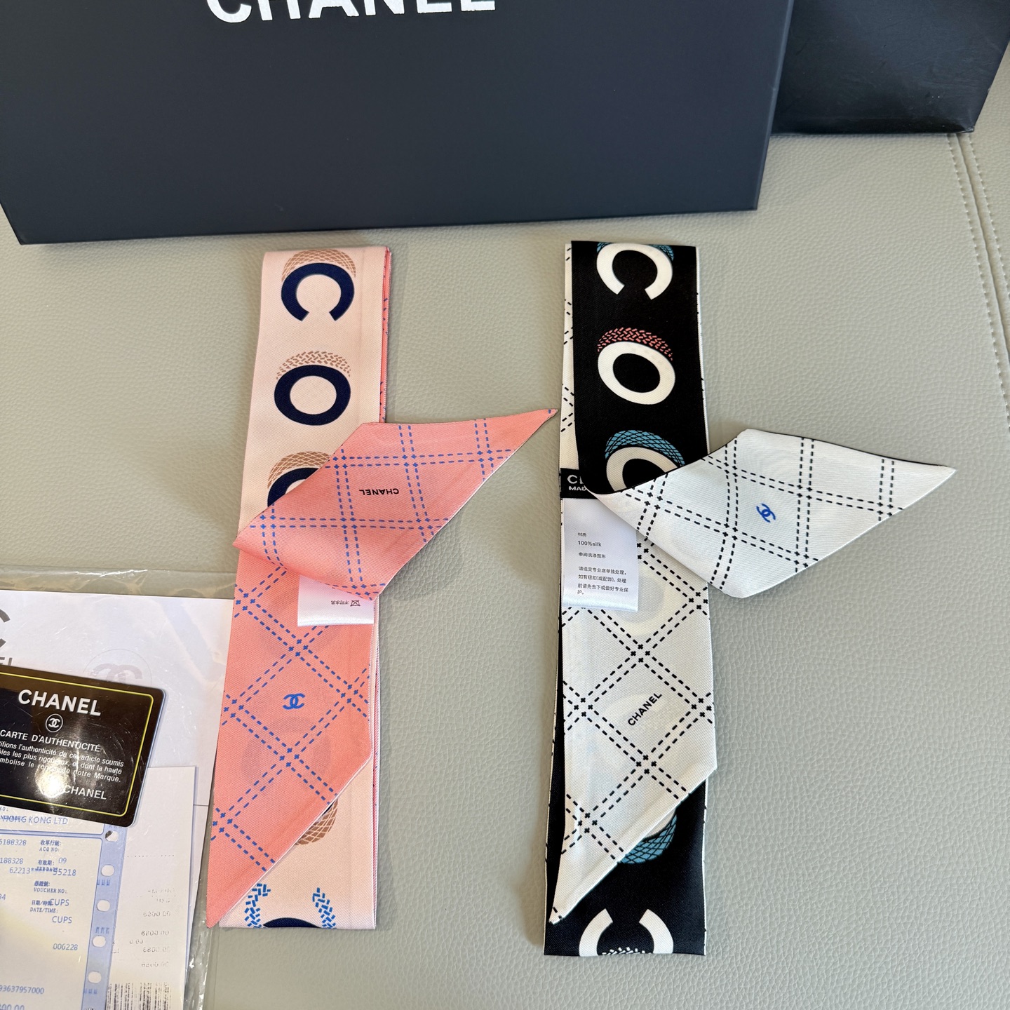 NO:306557,A piece of Chanel hairband/streamer style!  It can be used as a small scarf, tied hair, tied with handbags, tied to wrist decoration!  Multifunctional matching is available for you!  Scarf, streamer, streamer, hair tie, chanel19860909批香奈儿束发带/飘带款！可当小围巾,绑头发,绑手袋,绑在手腕装饰！多功能随便你搭配！丝巾,飘带,飘带，发束,chanel,accessory