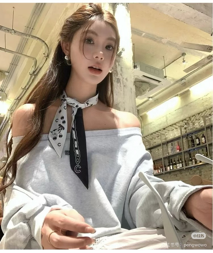 NO:306575,The chanel Twilly little scarf is here, chanel cute dog series scarf collection The real little cute, everyone has three hands to check, I don’t stop it N hasn’t seen such a beautiful twilly for a long time. It’s really fragrant, it’s a must-have artifact for concave styling. The number is not a lot. It won’t always be available. It’s very practical, tied hair, tied bags, etc.... Unique, it’s better to be missing. Material: Twill silk Size 120/6cm silk scarf, streamers, streamers, hair tie, chanel, chanel, real silk19860909批香奈儿Twilly小丝巾来了,chanel可爱狗狗系列丝巾合集 名副其实的小可爱, 人手三条闭眼收,我都不拦着 N久都没有见过这么好看的twilly 真的是真香本香了,凹造型必备神器 数量不是很多.也不会一直有 实用率贼高,绑头发,绑包包,等等等等… 独一无二,宁缺毋 材质:斜纹真丝 尺寸120/6cm丝巾,飘带,飘带，发束,chanel,chanel,real silk,accessory