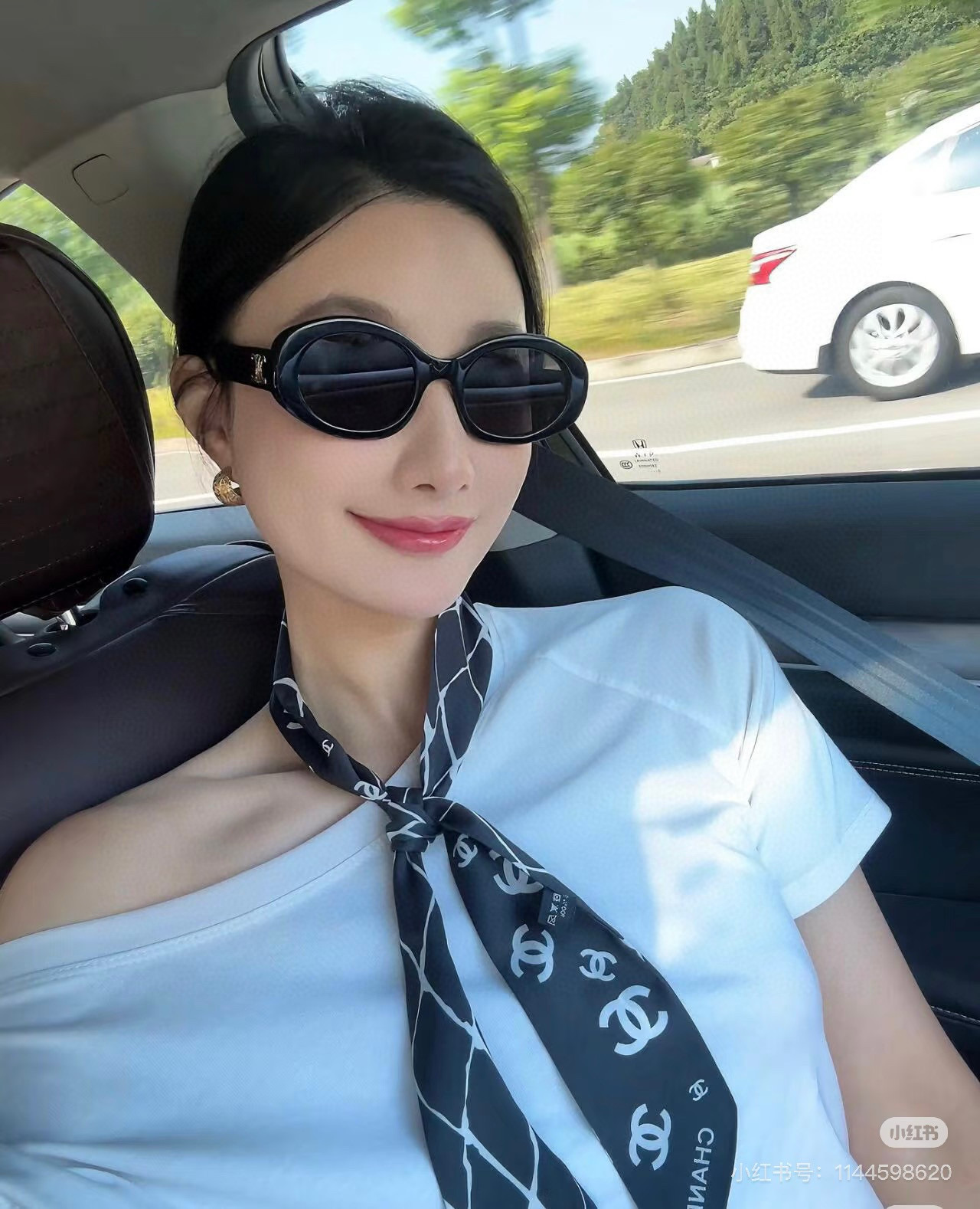 NO:306549,The latest Xiaohongshu is the same as the counter!  Chanel hairband/streamer style!  It can be used as a small scarf, tied hair, tied with handbags, tied to wrist decoration!  Multifunctional matching is available for you!  Double-sided twill silk!  Specifications 6*120!  silk scarf, streamer, streamer, hair tie, chanel, real silk19860909批最新小红书 专柜同款！香奈儿束发带/飘带款！可当小围巾,绑头发,绑手袋,绑在手腕装饰！多功能随便你搭配！双面斜纹真丝！规格6*120！丝巾,飘带,飘带，发束,chanel,real silk,accessory