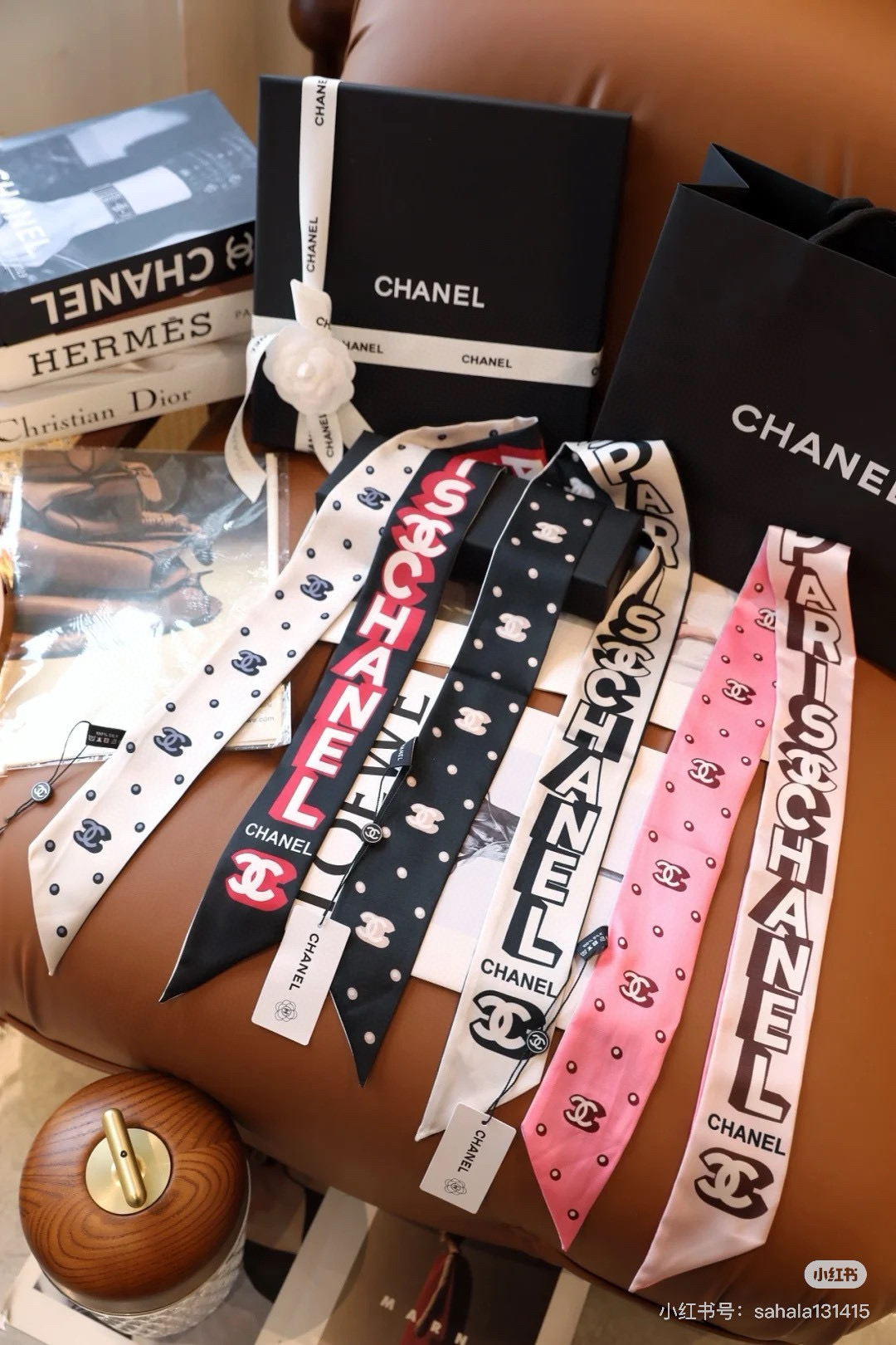 NO:306555,New CHANEL counters!  Create a unique but familiar appearance. The upper body effect is very good!  It’s so perfect if you just match it casually!  Streamers have super multi-purpose scarves, headbands, bag accessories, belts... etc., so on, super easy to control. Summer clothes, winter bags] Top silk shine and super strong and exquisite. This is really something you must buy [6X120cm, silk double-layer double-sided] scarf scarves, streamers, streamers, hair tie, chanel, real silk19860909批CHANEL专柜新款 ！营造出一种独特却又熟悉的外观.上身效果非常赞！随意一搭就是那么完美！飘带有超多用途领巾、发带、包包配饰、腰带.....等等等等,超好驾驭 夏季配衣服 冬季配包包】顶级真丝光泽感超级强 精美无比 ,这款真的是一定要入手的【6X120cm,真丝双层双面】围巾丝巾丝巾,飘带,飘带，发束,chanel,real silk,accessory