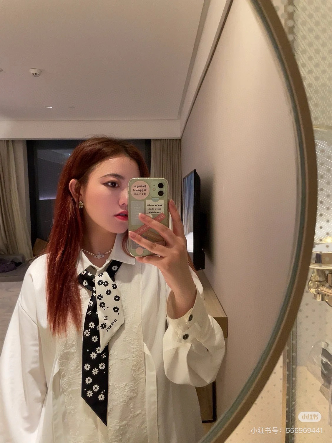 NO:306558,The chanel Twilly little scarf is here, Chanel cartoon letters are a real cute little, everyone has three hands to see, I don’t stop them. N hasn’t seen such a beautiful twilly for a long time. It’s really fragrant. It’s a must-have artifact for concave shapes. The number is not many. It won’t always be available. It’s very practical, tied hair, tied bags, etc.... Unique, it’s better to be missing. Material: Twill silk Size 120/6cm silk scarf, streamers, streamers, hair tie, chanel, chanel, real silk19860909批香奈儿Twilly小丝巾来了,Chanel 卡通字母 名副其实的小可爱, 人手三条闭眼收,我都不拦着 N久都没有见过这么好看的twilly 真的是真香本香了,凹造型必备神器 数量不是很多.也不会一直有 实用率贼高,绑头发,绑包包,等等等等… 独一无二,宁缺毋 材质:斜纹真丝 尺寸120/6cm丝巾,飘带,飘带，发束,chanel,chanel,real silk,accessory