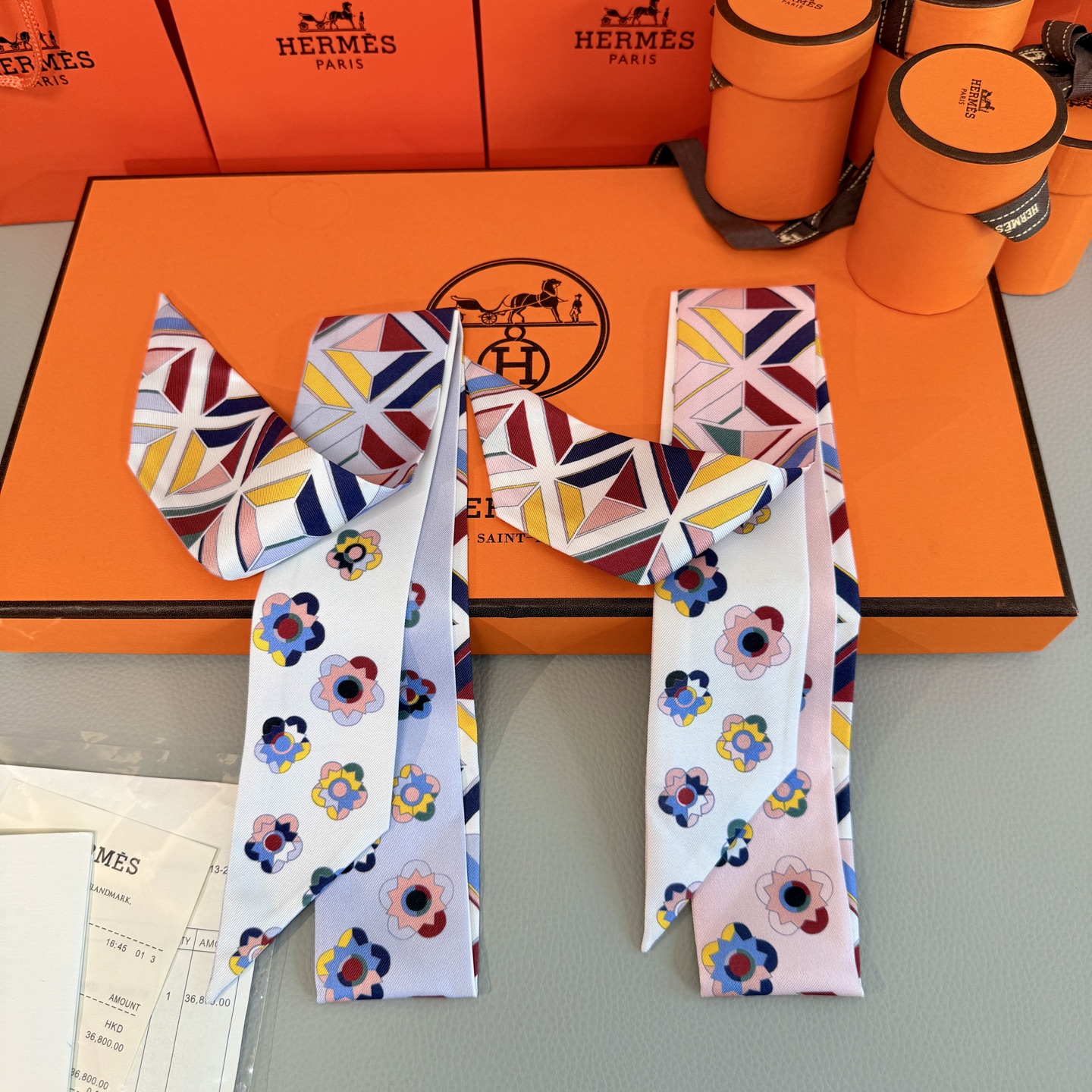 NO:306567,Twilly small silk scarf Twilly small silk scarf (mulberry silk). This small silk accessories are worn in a variety of ways, which can add agility and fun to your daily look!  Made in France. Designer Jacques Eudel Size 5 x 86 cm Silk Scarf, Streamer, Streamer, Hair Twist, Real Silk19860909批Twilly小丝巾 Twilly小丝巾（桑蚕丝）. 这款小巧的真丝配饰佩戴方式千变万化,可为您的日常造型增添灵动妙趣！ 法国制造. 设计师雅克·厄戴尔（Jacques Eudel） 尺寸5 x 86厘米丝巾,飘带,飘带，发束,real silk,accessory