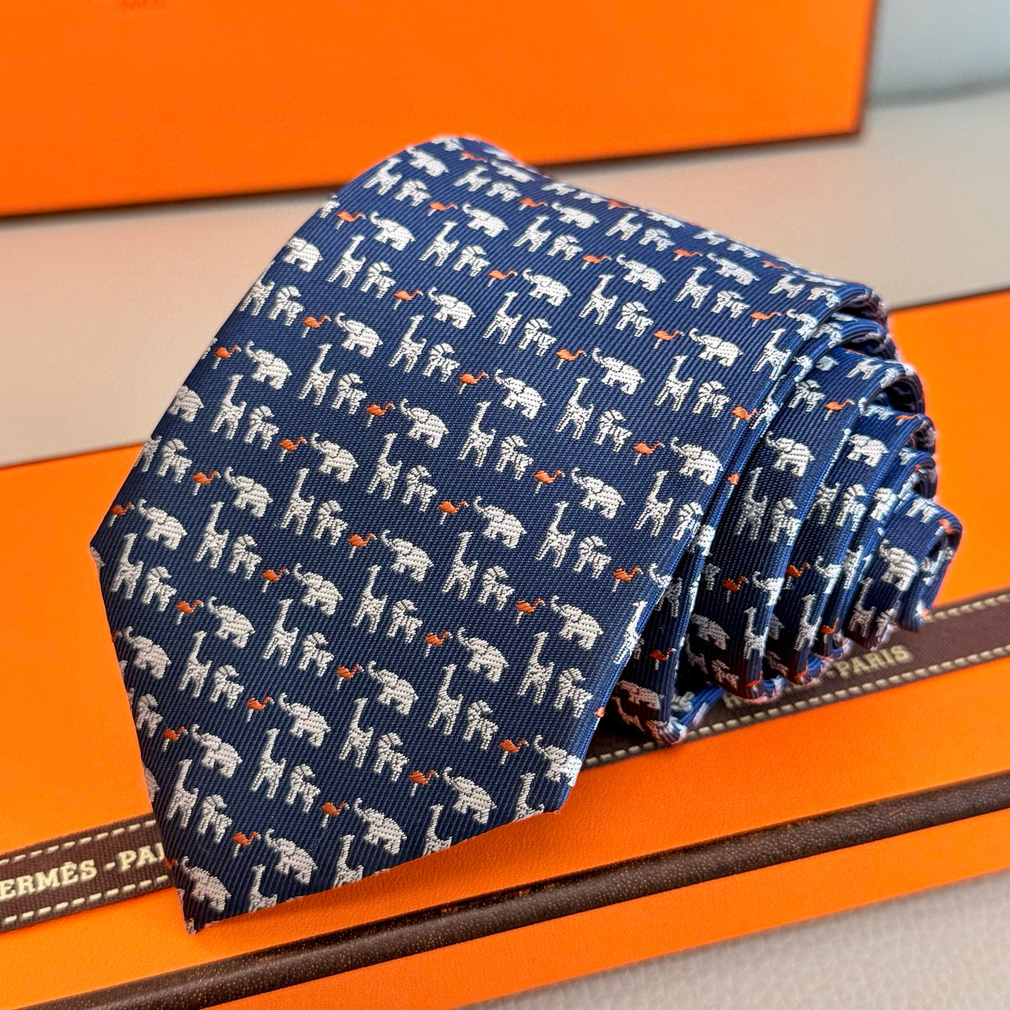 NO:301936,Elephant printed tie, Rare Hermes home has a thousand different printed tiees available every year, from the initial geometric patterns to the present styles that are much richer, with lively animals or daily life things as the theme, allowing men to fully display their personal tie, tie, hermes, ties19860909批 大象印花领带,稀有爱马仕家每年都有一千条不同印花的领带面世,从最初的多以几何图案表现骑术活动为主,到如今的款式则丰富得多,以活泼的动物或日常生活 事物为主题,让男士可以充分展示自己个性领带,领带,hermes,ties,accessory