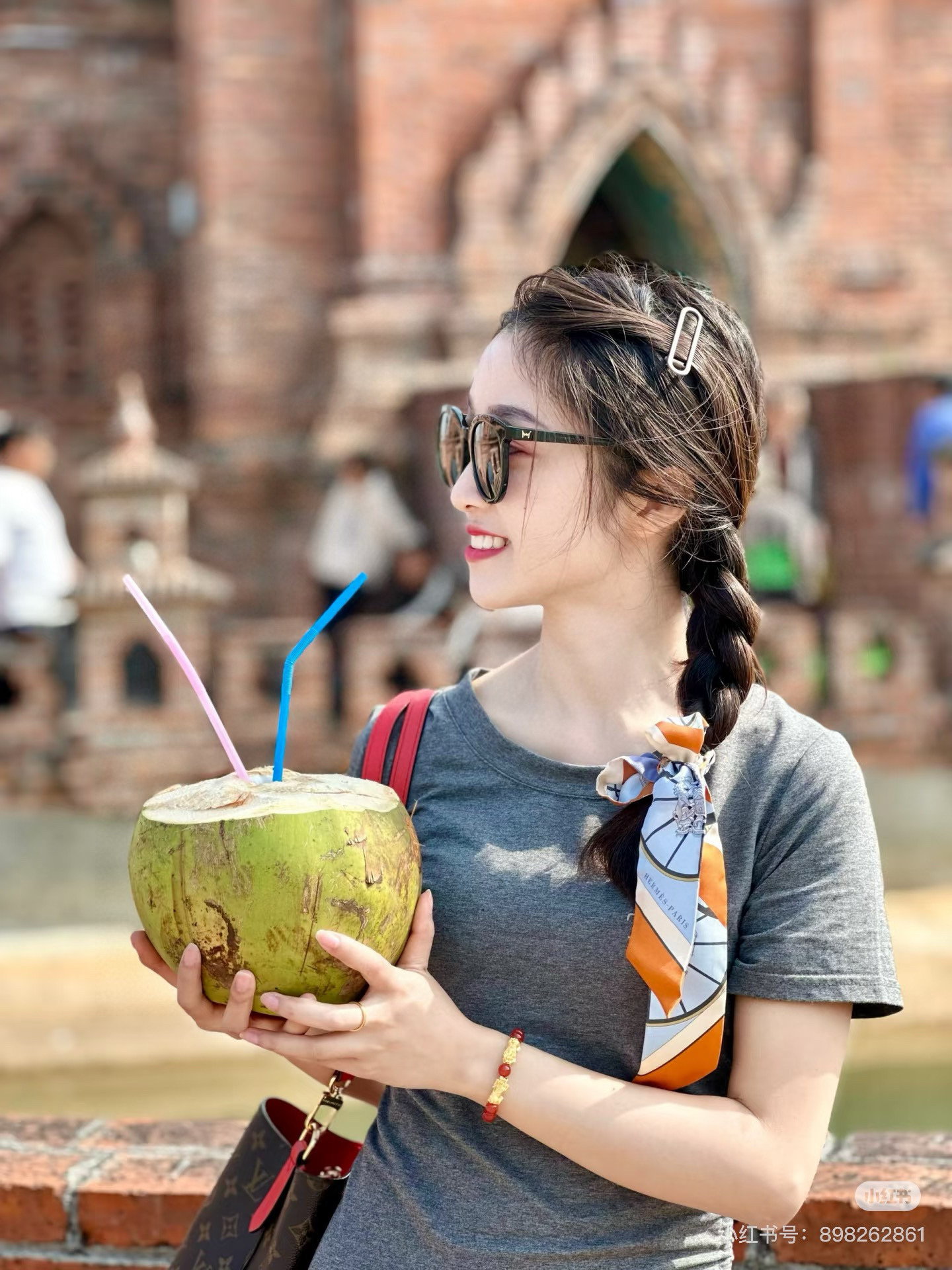 NO:306616,Hermes Twilly jumping springs Atmospheric color matching Advanced patterns It was popular as soon as it was released. Matched with various bags in the horse farm to make autumn and winter bags no longer tasteless. Each color and hair color also have a sharp contrast. The first choice for hairbands The material of mulberry silk is tied to the handle of the bag feels very comfortable. Size 5*86cm twill silk Ribbons, scarves, streamers, hair tie, hermes, real silk19860909批爱马仕Twilly跳跃的弹簧 大气的配色 高级的图案 刚刚发布就广受大家的喜爱 搭配马场各种包包 让秋冬的包包不在无味 每款颜色和发色也有鲜明的对比 发带的首选 桑蚕丝的材质绑在包包手柄上手感非常舒服 尺寸5*86cm斜纹真丝 飘带,丝巾,飘带，发束,hermes,real silk,accessory