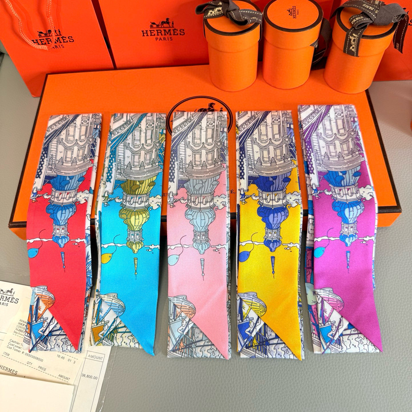 NO:306632,Twilly small silk scarf (mulberry silk) heavy 18 Mmilli twill fabric This compact silk accessories are worn in a variety of ways, which can add agility and fun to your daily look! Made in France Designer Pierre Marie Size 5 x 86 cm Streamer, scarf, streamer, hair tie, real silk19860909批Twilly小丝巾（桑蚕丝）重磅18姆米斜纹面料 这款小巧的真丝配饰佩戴方式千变万化,可为您的日常造型增添灵动妙趣! 法国制造 设计师皮埃尔·马里（Pierre Marie） 尺寸5 x 86厘米飘带,丝巾,飘带，发束,real silk,accessory