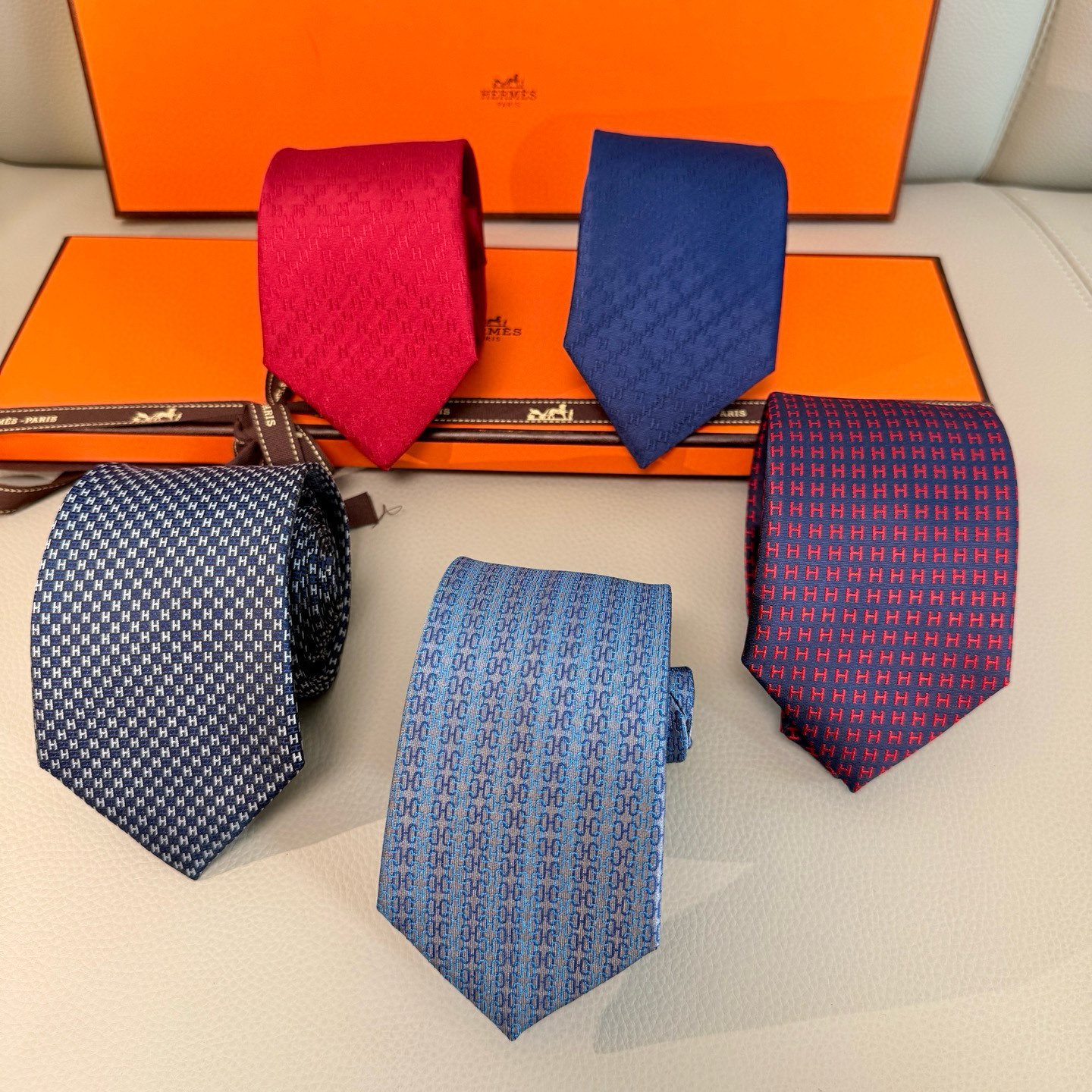 NO:301999,Special men's new tie series [H two-color chain tie], Rare H home has a thousand different print ties launched every year, from the initial geometric patterns to the riding activities, to the current styles are much richer, with lively animals or daily life things as the theme, allowing men to fully demonstrate their personality. Top twill silk handmade custom ties, tie, real silk, ties19860909特男士新款领带系列【H双色链条领带】,稀有H家每年都有一千条不同印花的领带面世,从最初的多以几何图案表现骑术活动为主,到如今的款式则丰富得多,以活泼的动物或日常生活 事物为主题,让男士可以充分展示自己个性.顶级斜纹真丝手工定制领带,领带,real silk,ties,accessory