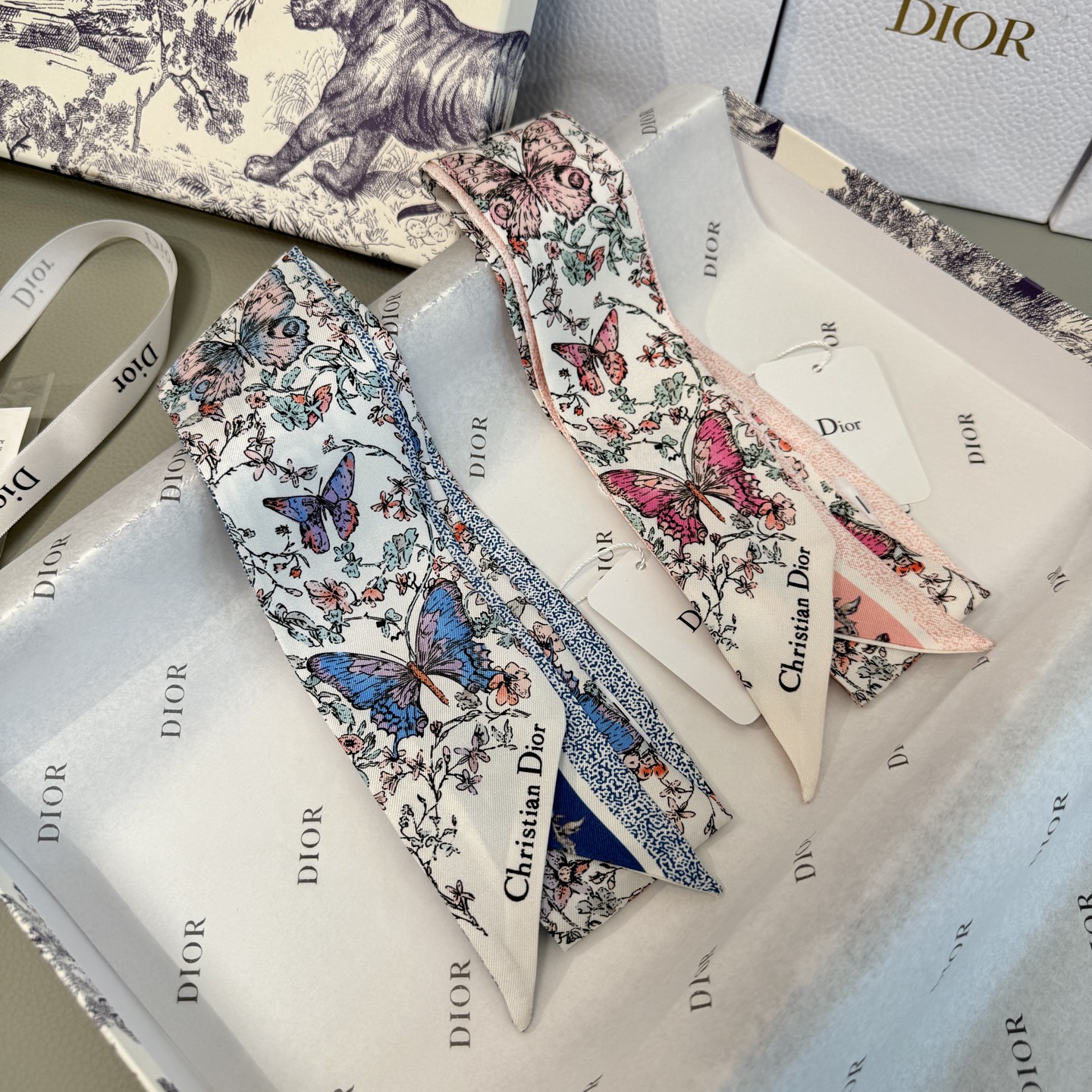 [Dior Small Ribbons]This Mitzah scarf is carefully crafted in white and blue m