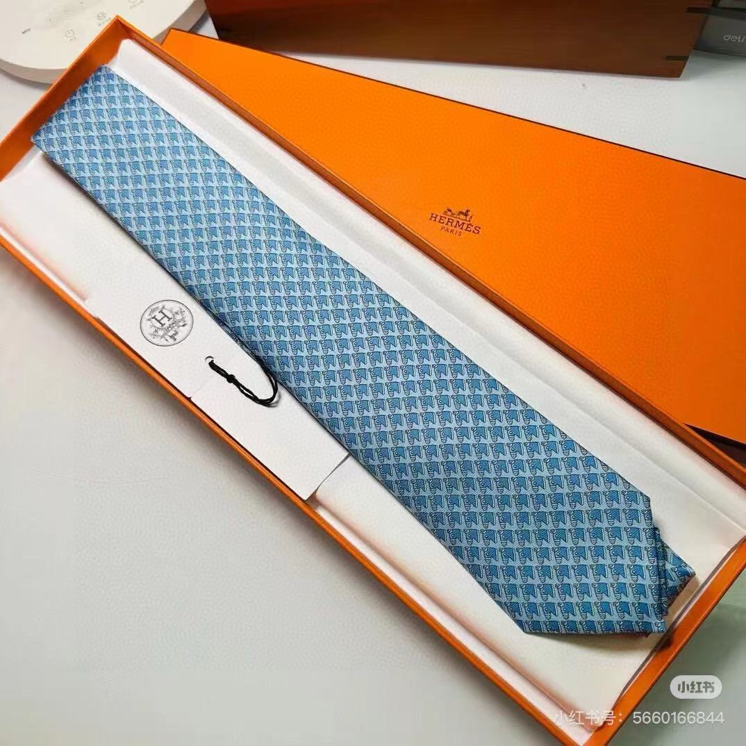 NO:302022,Special, horse-headed men's tie, Rare Hermes home has a thousand different prints of ties launched every year. From the initial geometric patterns to the main riding activities, to the current styles are much richer, with lively animals or daily life as the theme, allowing men to fully display their personal tie, tie, hermes, ties19860909特,马头男士领带,稀有爱马仕家每年都有一千条不同印花的领带面世,从最初的多以几何图案表现骑术活动为主,到如今的款式则丰富得多,以活泼的动物或日常生活 事物为主题,让男士可以充分展示自己个性领带,领带,hermes,ties,accessory