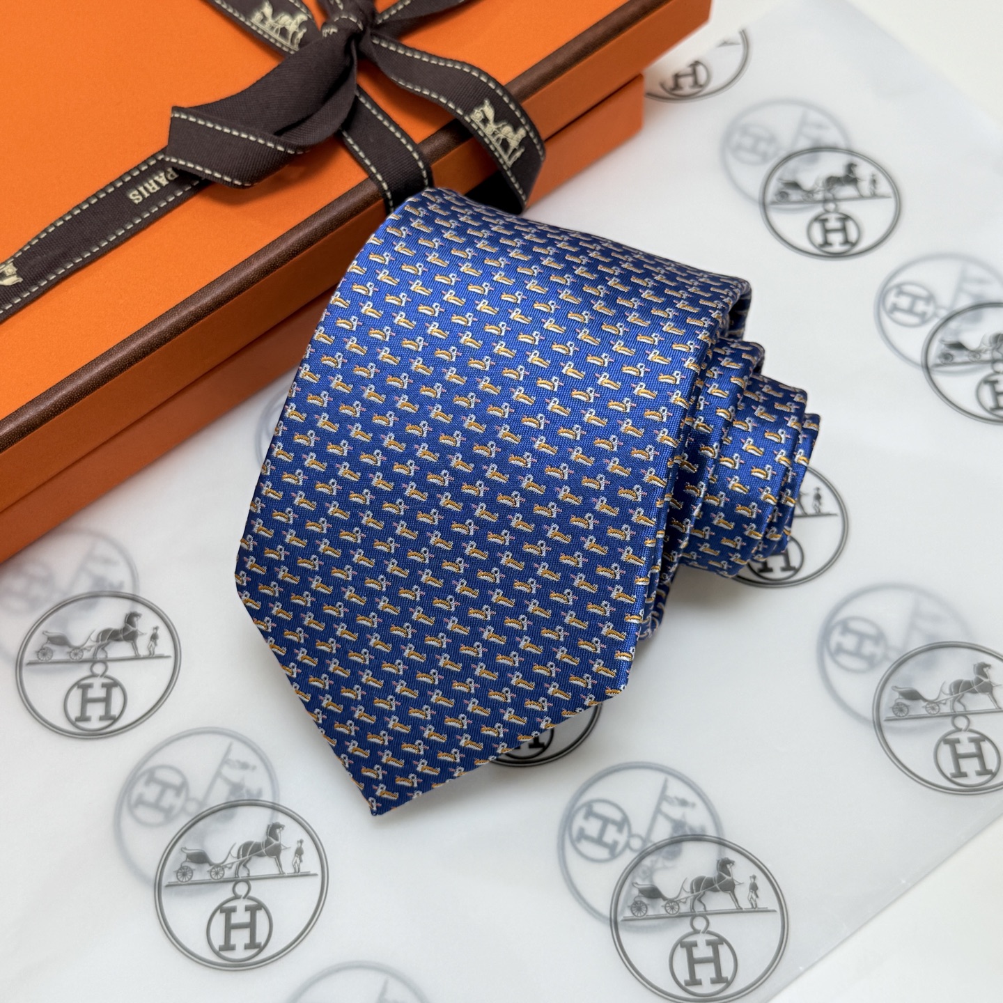 NO:302076,Special Men's new tie series, Rare H Home has a thousand different print ties launched every year, from the initial geometric patterns to the riding activities, to the current styles are much richer, with lively animals or daily life things as the theme, allowing men to fully demonstrate their personality. Top twill silk handmade custom ties, tie, real silk, ties19860909特 男士新款领带系列,稀有H家每年都有一千条不同印花的领带面世,从最初的多以几何图案表现骑术活动为主,到如今的款式则丰富得多,以活泼的动物或日常生活 事物为主题,让男士可以充分展示自己个性.顶级斜纹真丝手工定制领带,领带,real silk,ties,accessory